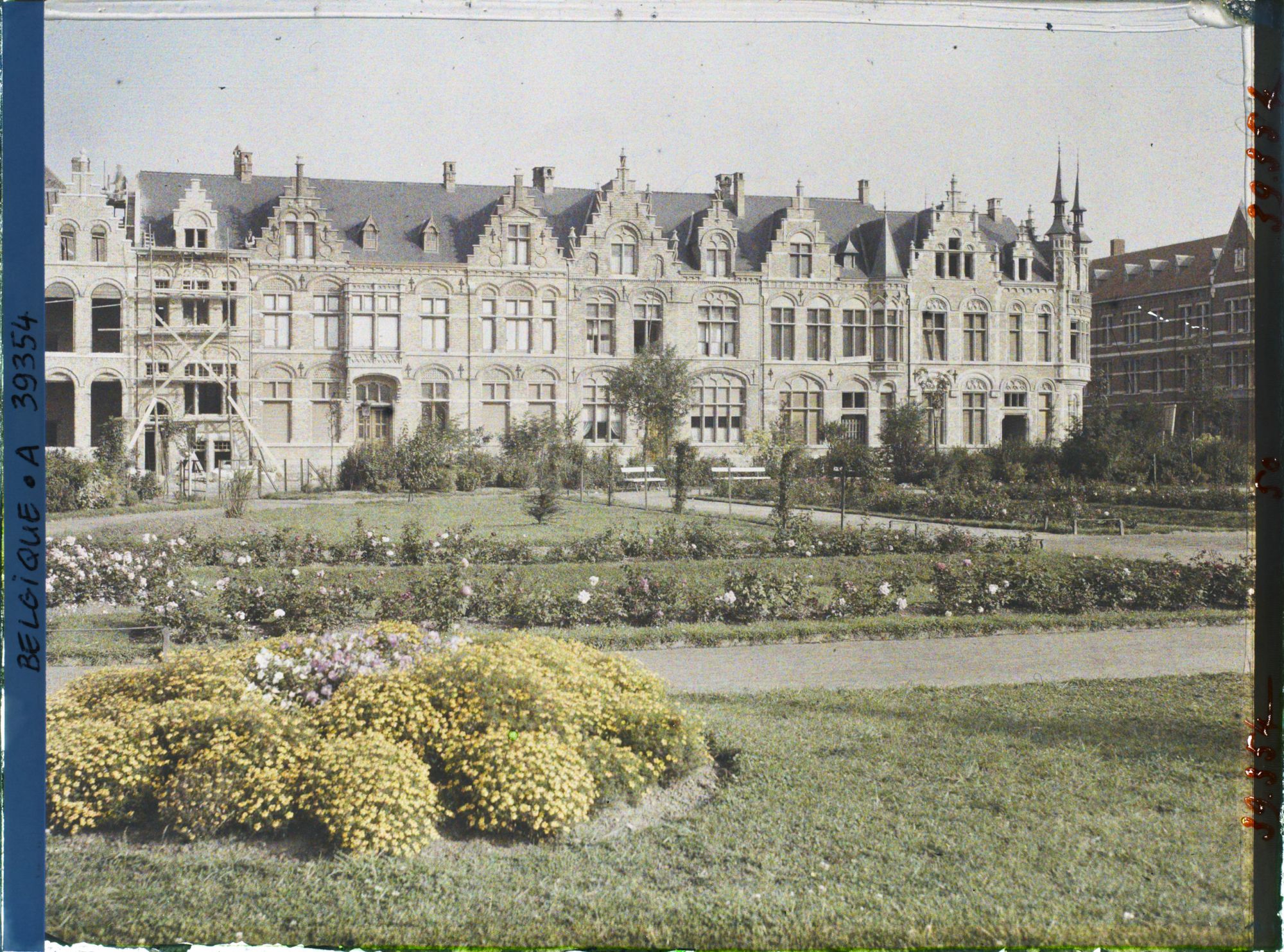 Image représentant Belgique, Ypres, Square de la Gare et nouvelles maisons Ouest