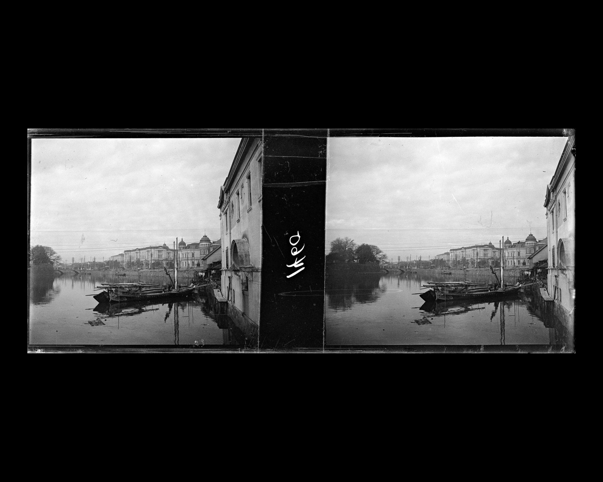 Image représentant Le canal Nihonbashi avec les bâtiments des banques du Japon et Mitsui à l'arrière plan