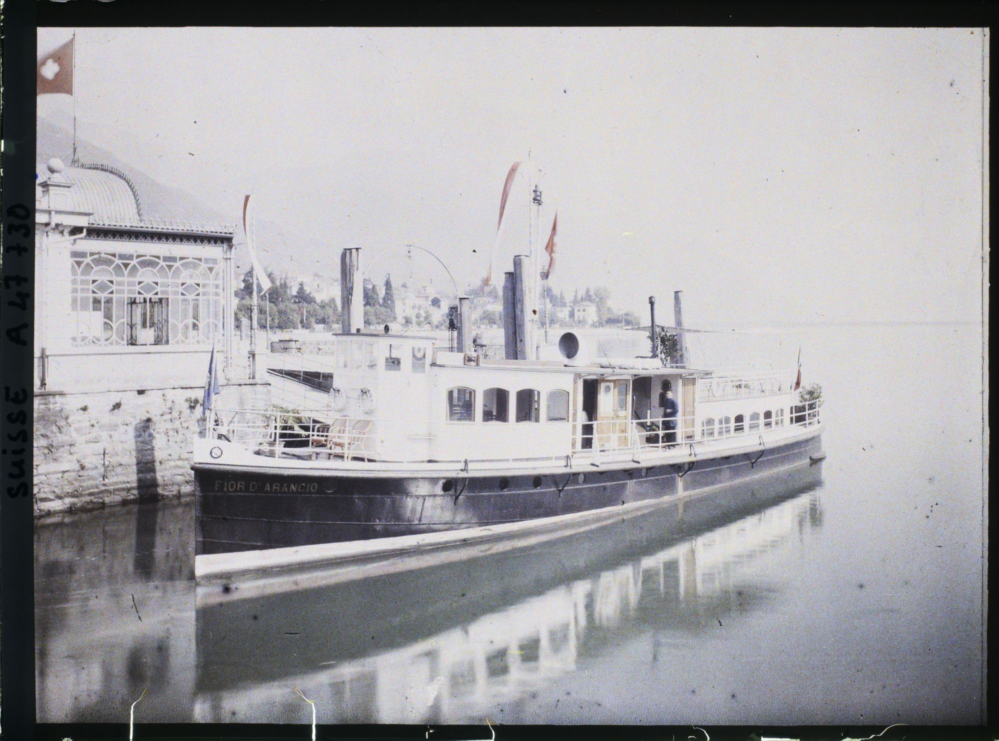 Image représentant Le bateau " Fior d'acancio " (Fleur d'oranger) amarré au débarcadère