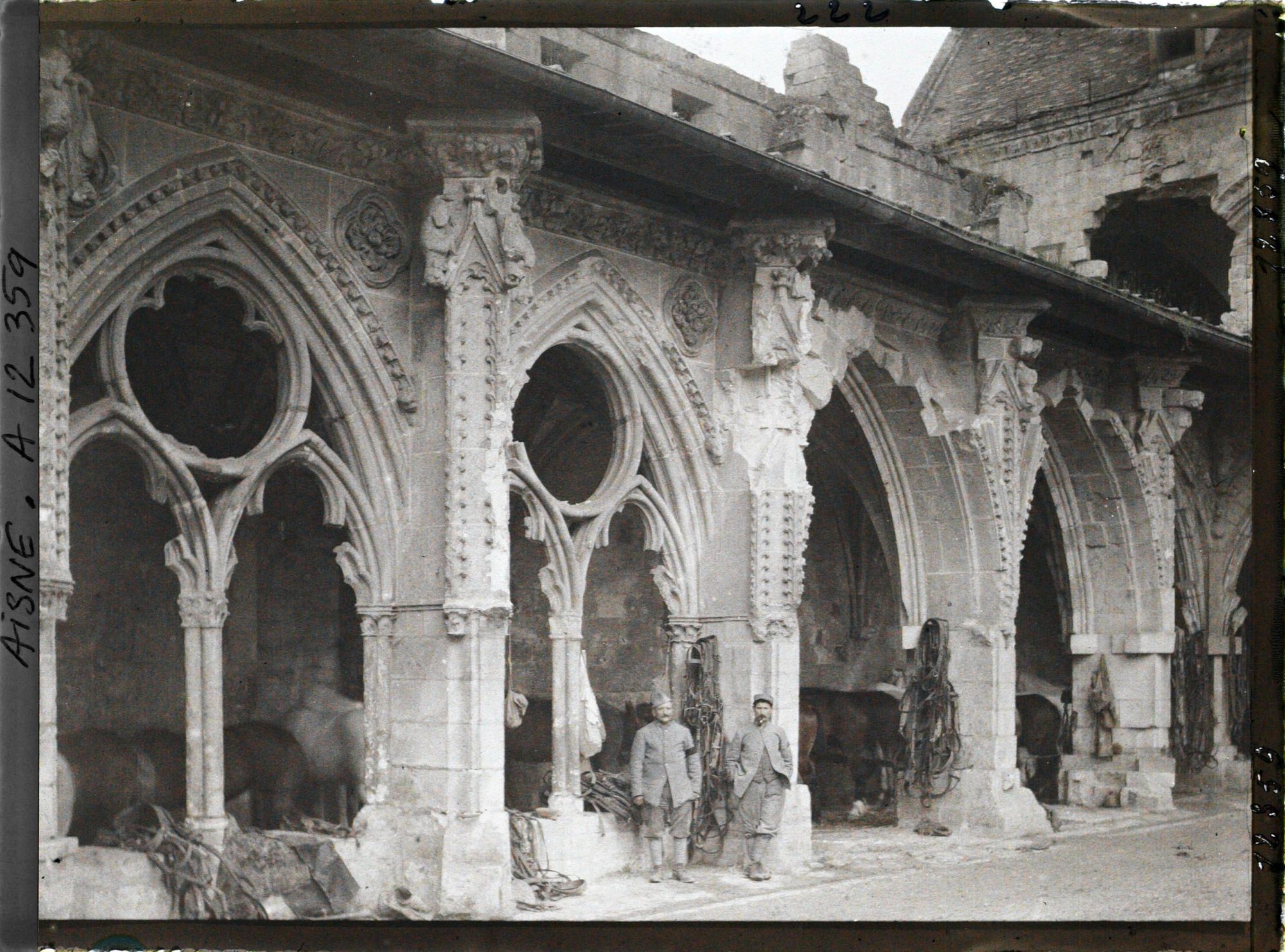 Image représentant Cloître de l'ancienne abbaye Saint-Jean-des-Vignes transformé en écurie