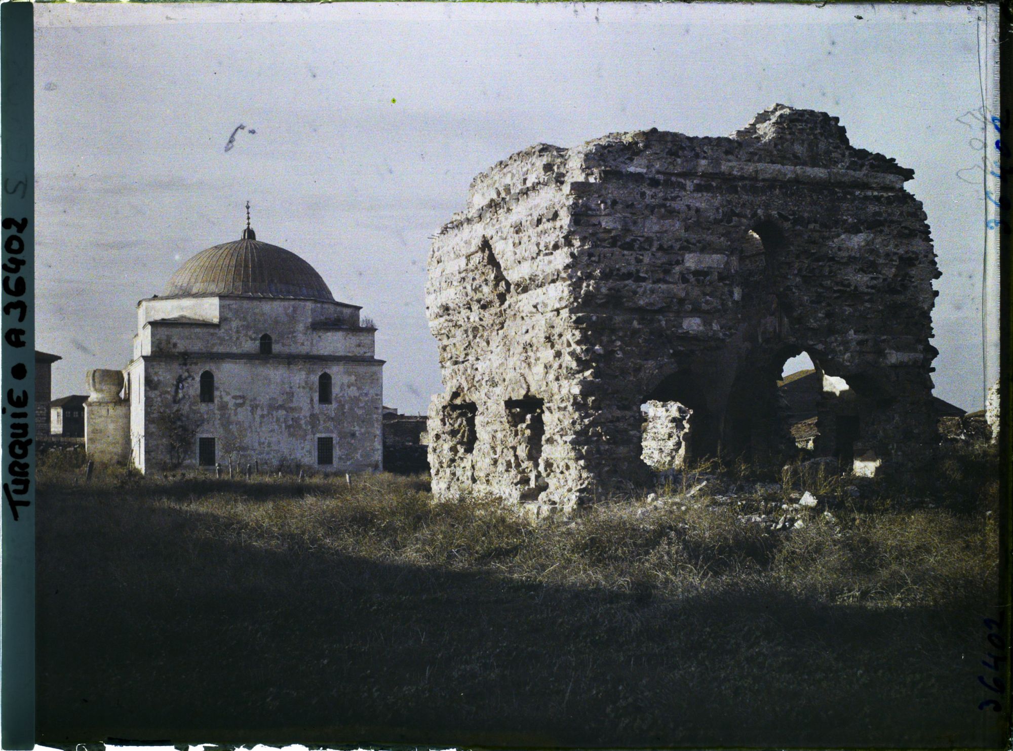 Image représentant Bâtiment en ruine derrière Souleymaniye Camii ("mosquée de Soliman-le-Magnifique", 1570 ?)