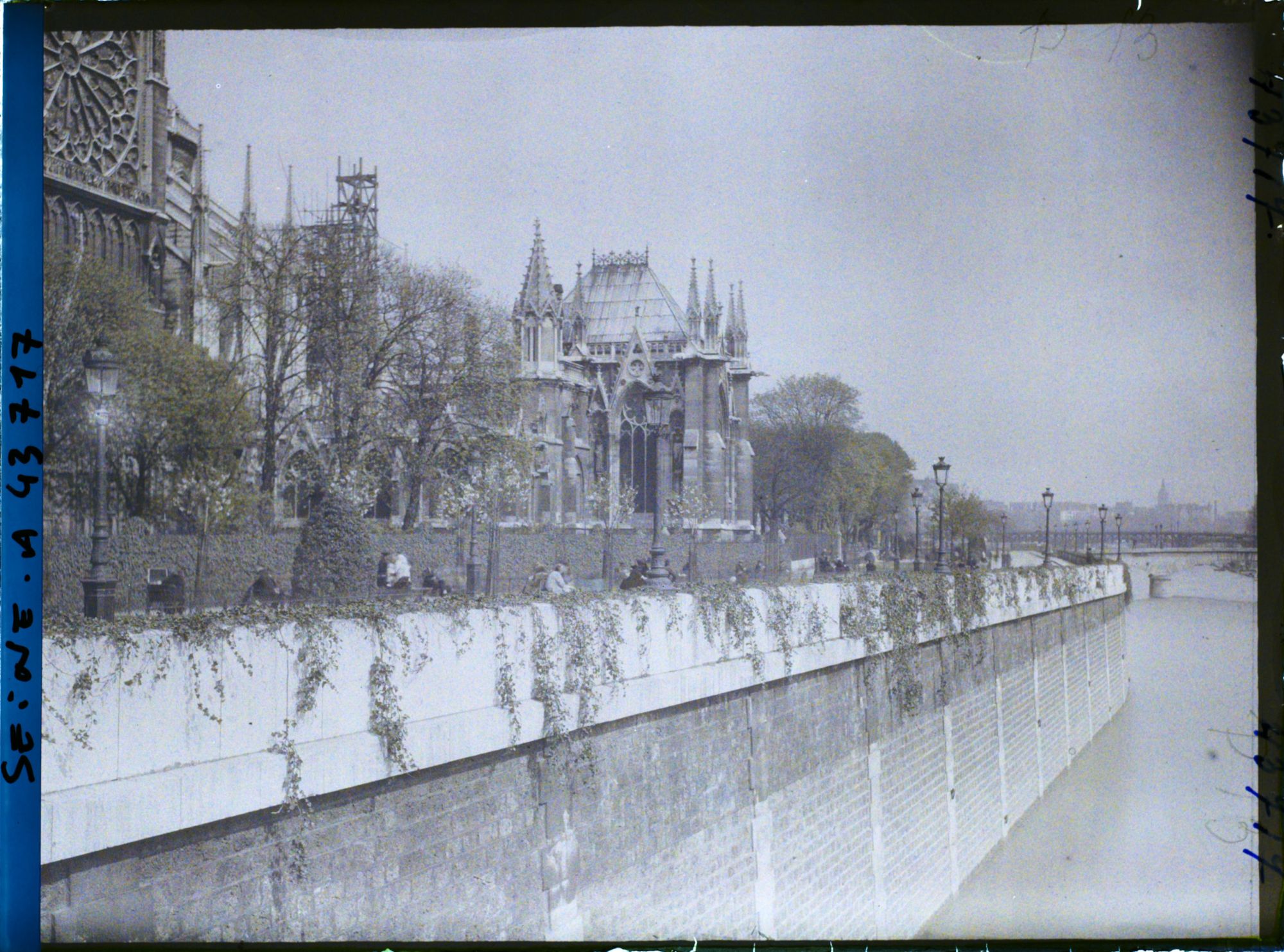 Image représentant Le square Jean XXIII et la sacristie du Chapitre de la cathédrale Notre-Dame depuis le pont-au-Double