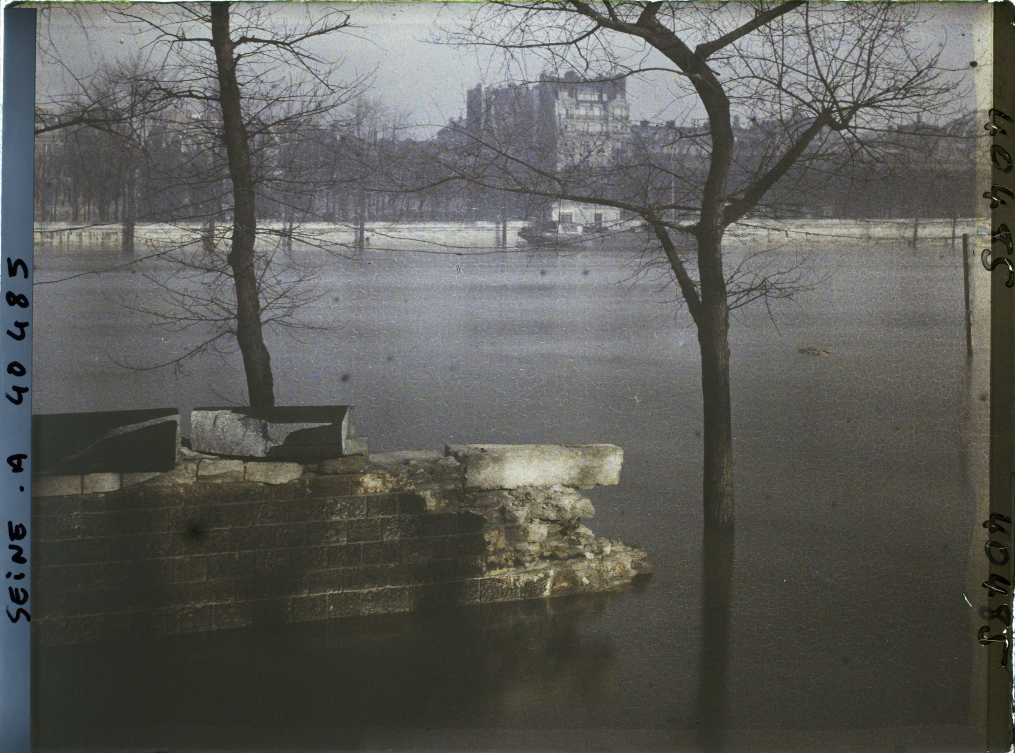 Image représentant Mur de la ligne de chemins de fer des Invalides détruit par la crue de la Seine, quai d'Orsay