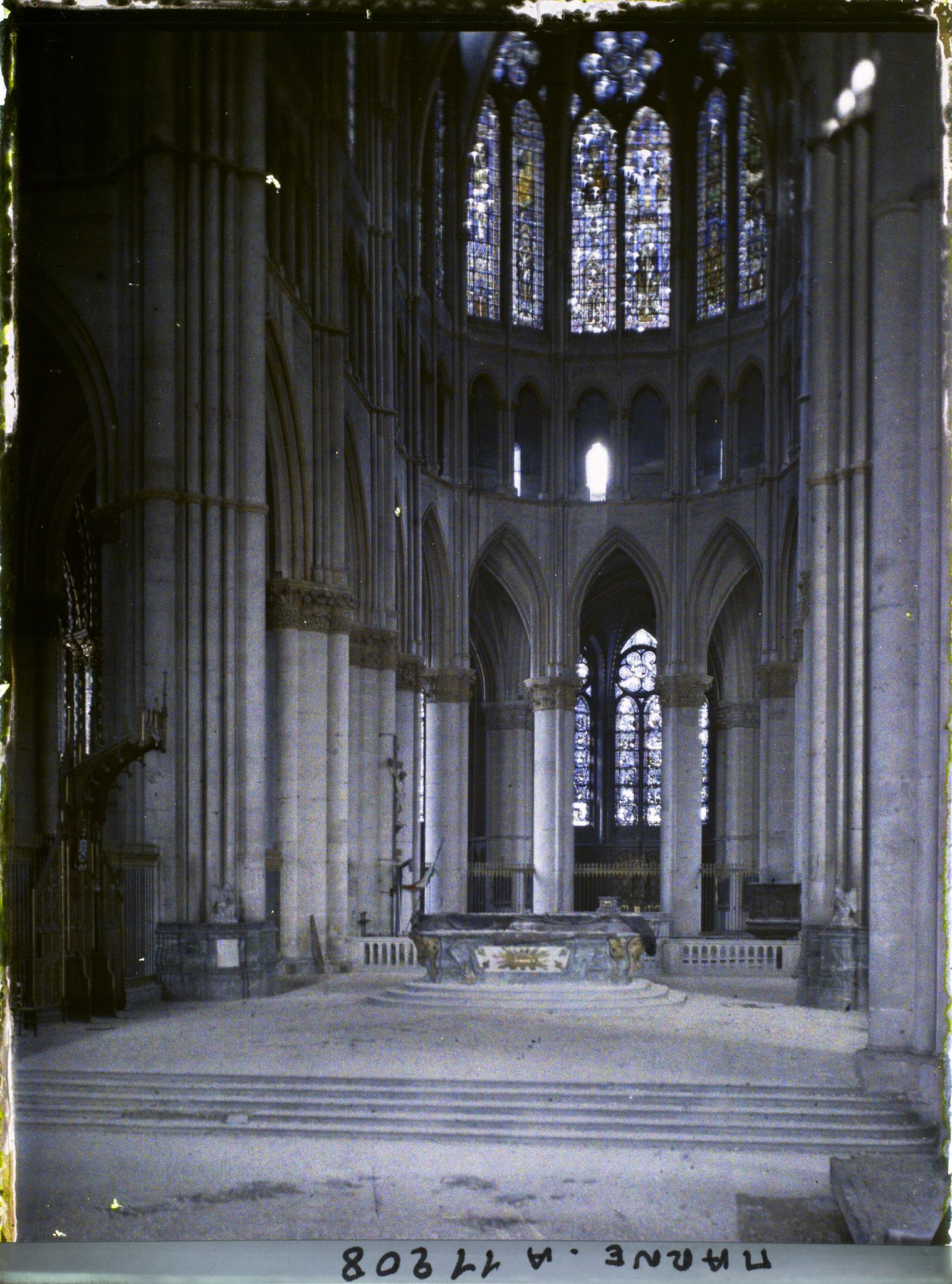 Image représentant L'intérieur de la cathédrale, le chœur et l'abside