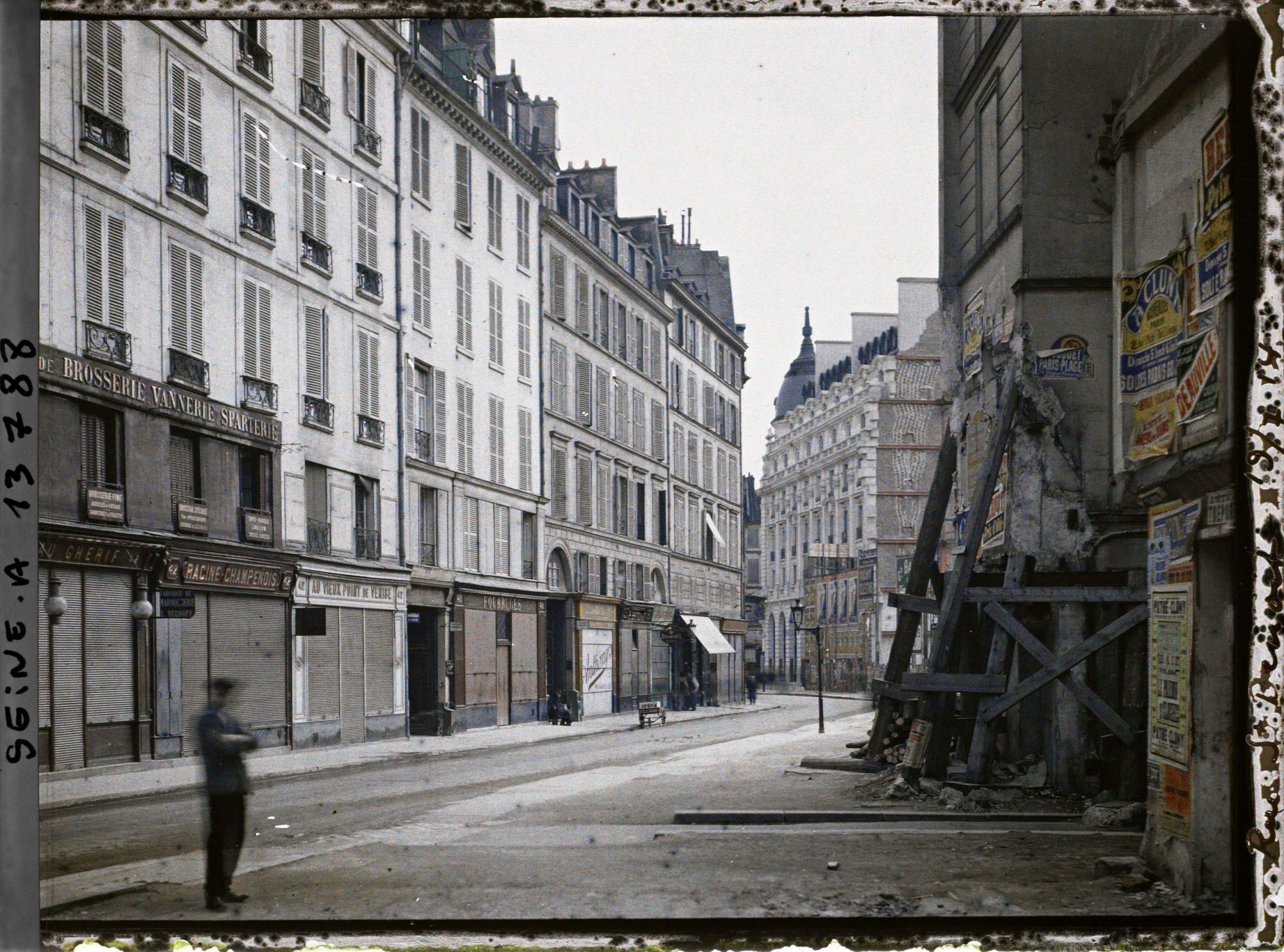 Image représentant La rue du Bac, au niveau du numéro 42