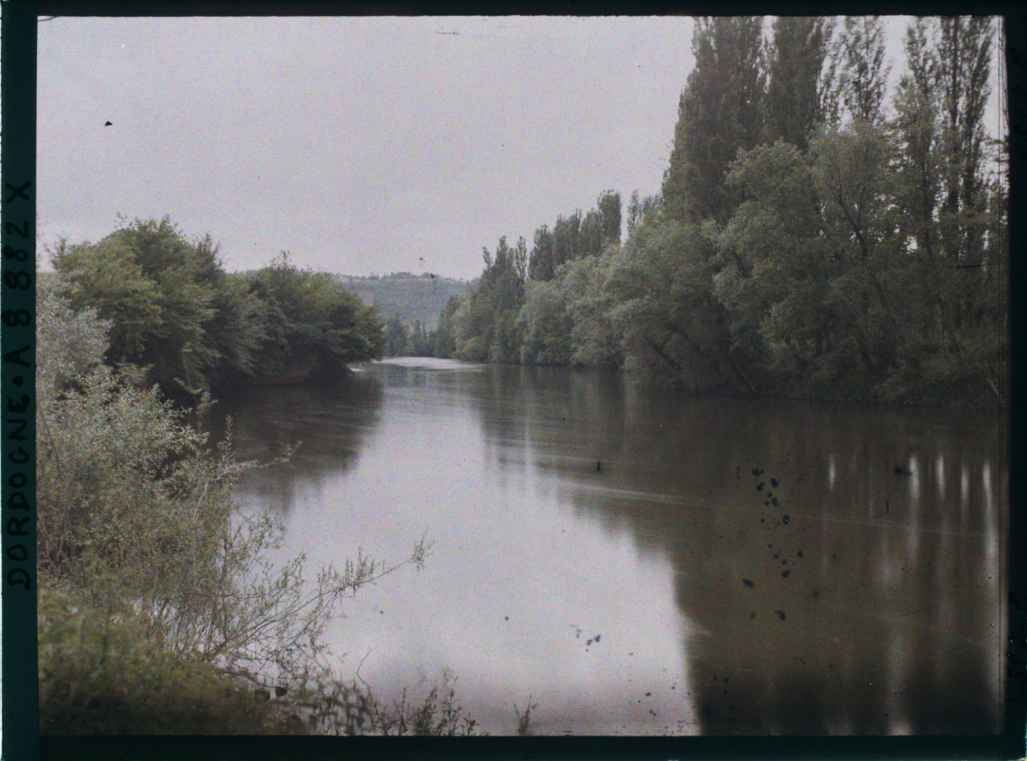 Image représentant France, Montignac, La Vézère dans la partie élargie des ses méandres