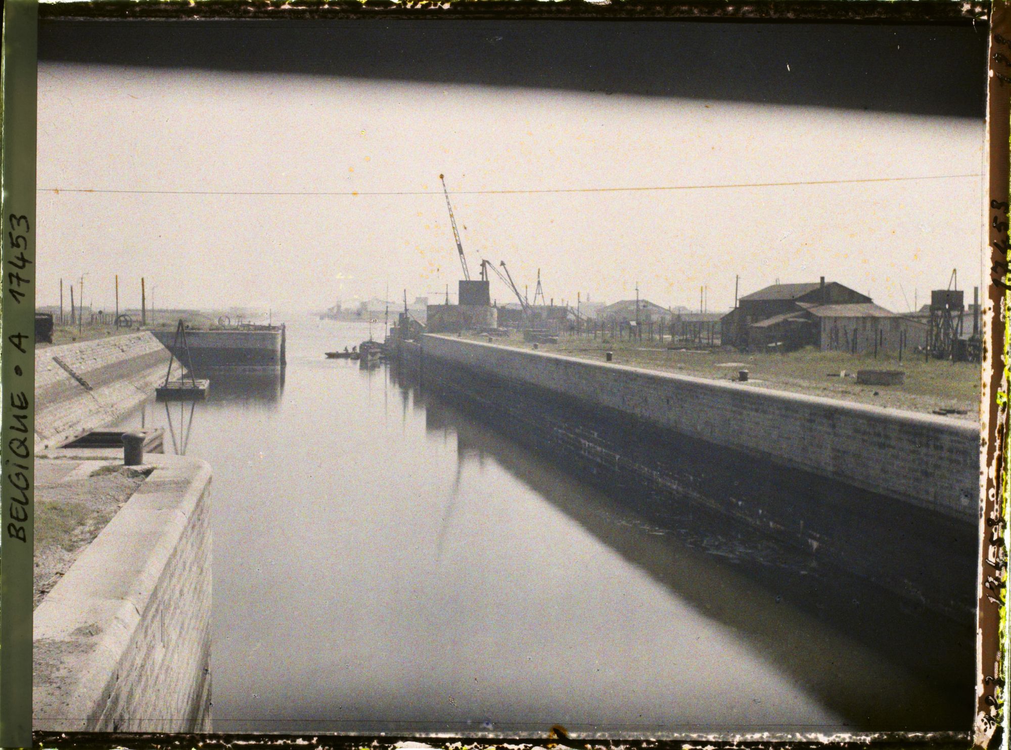 Image représentant Belgique, Zee Brugge, Le Chenal, vue prise de l'écluse vers Bruges