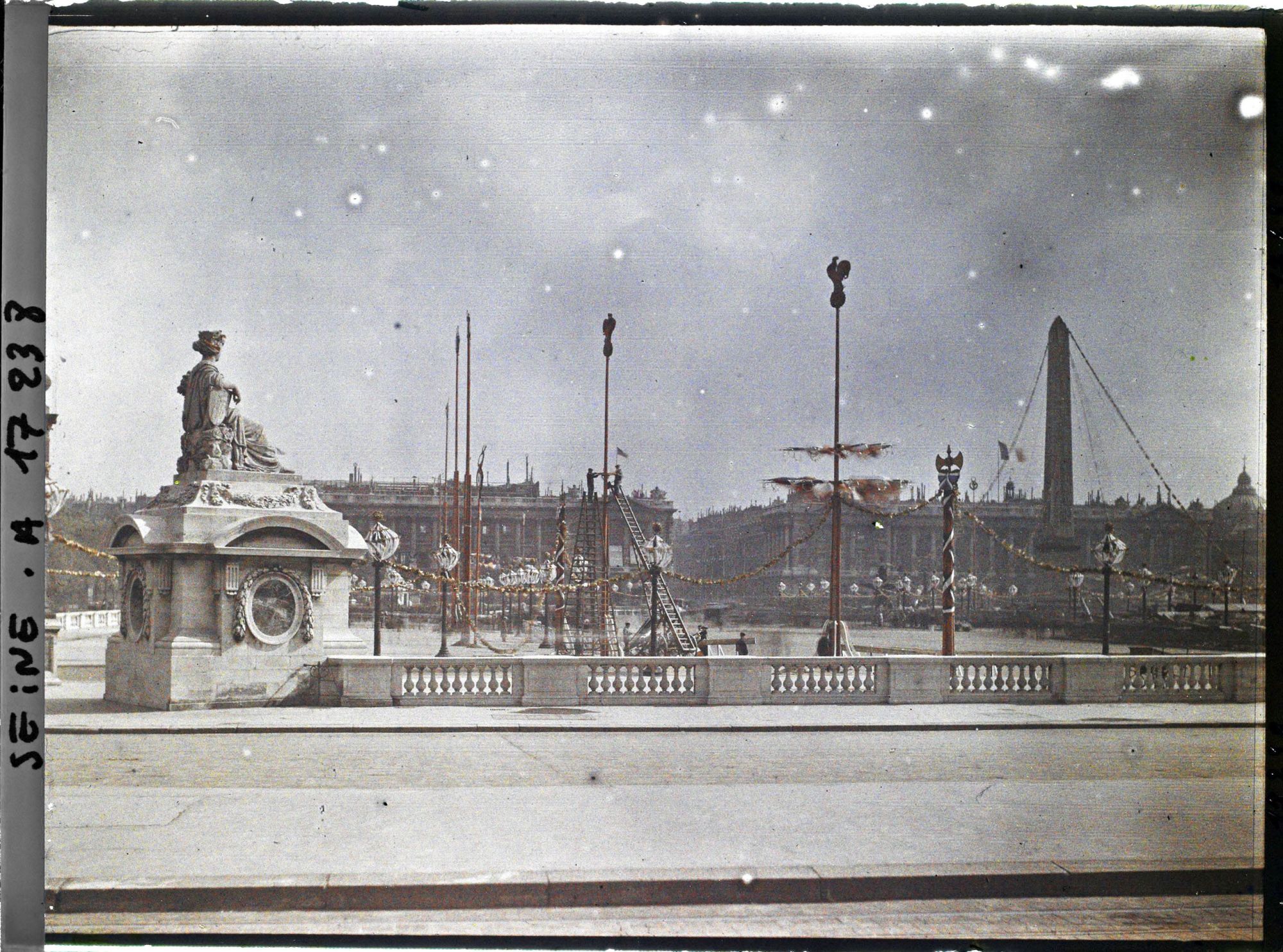Image représentant La place de la Concorde décorée pour les fêtes de la Victoire des 13 et 14 juillet