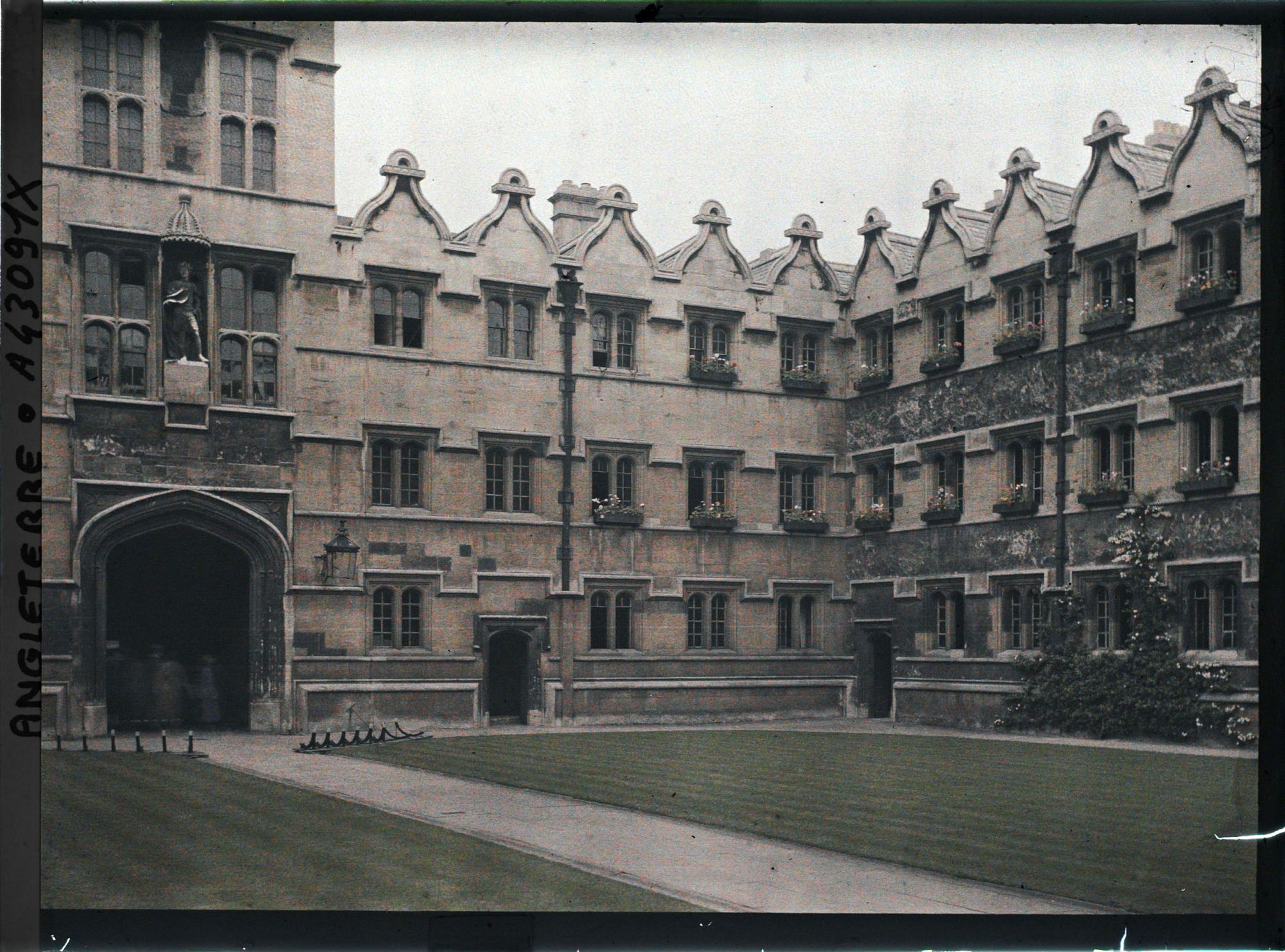 Image représentant Le quadrangle Est de l'université