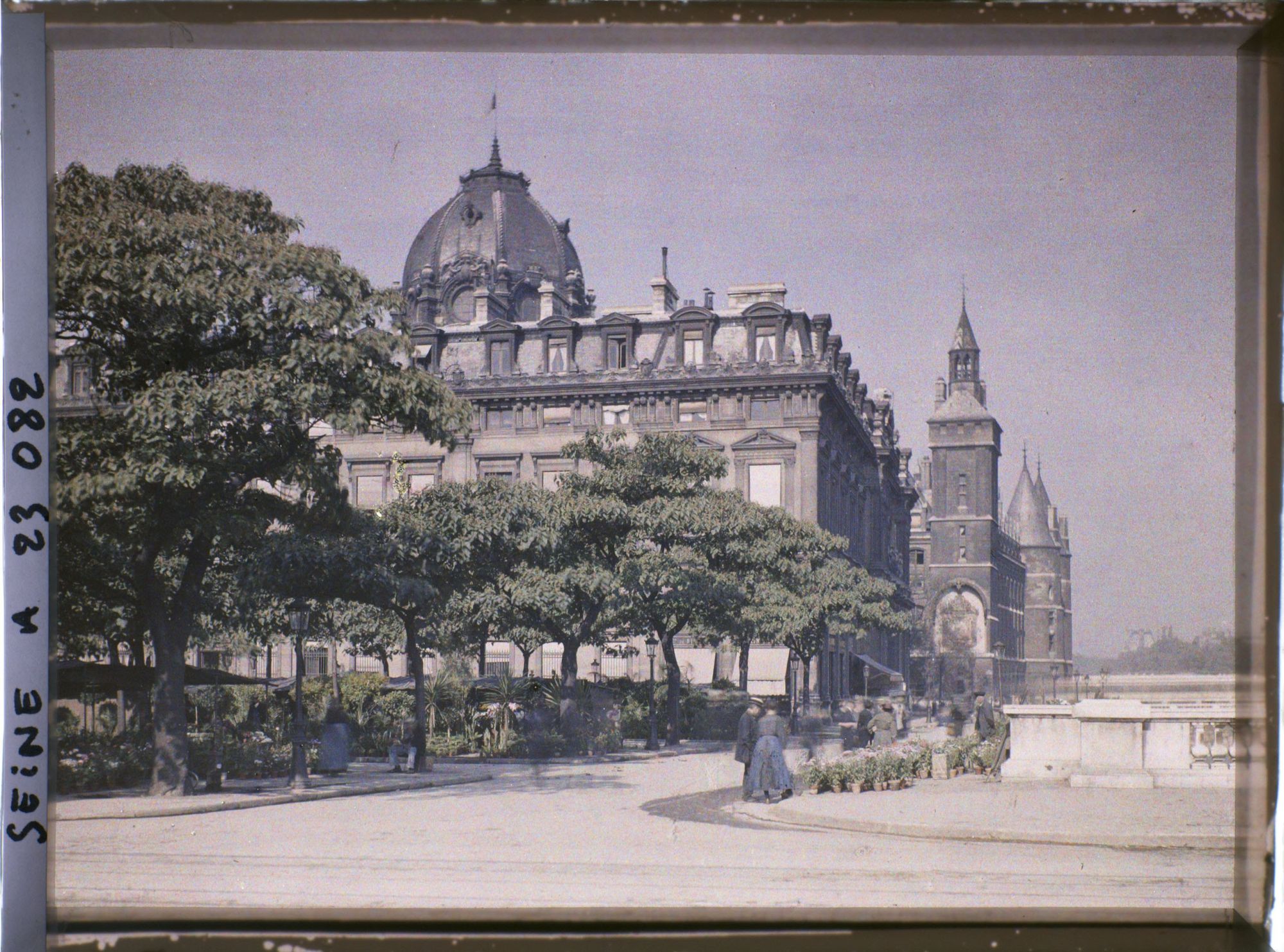 Image représentant Le palais de Justice et le marché aux Fleurs place Louis-Lépine