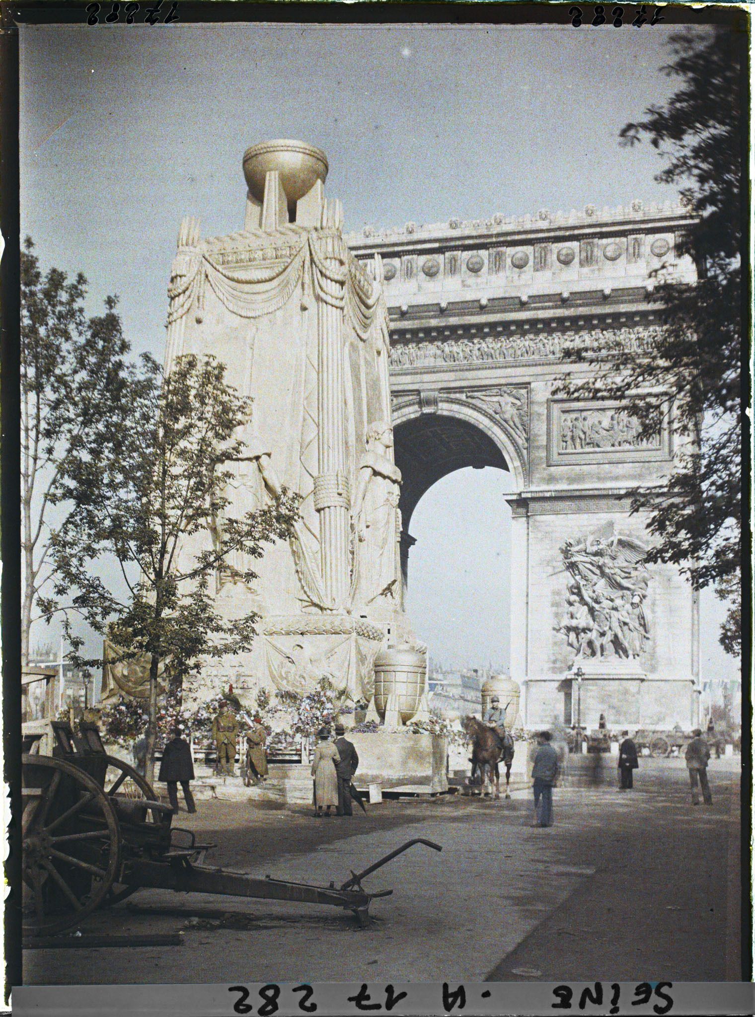 Image représentant Le Cénotaphe dédié aux morts pour la patrie pour les fêtes de la Victoire des 13 et 14 juillet et l'Arc de Triomphe