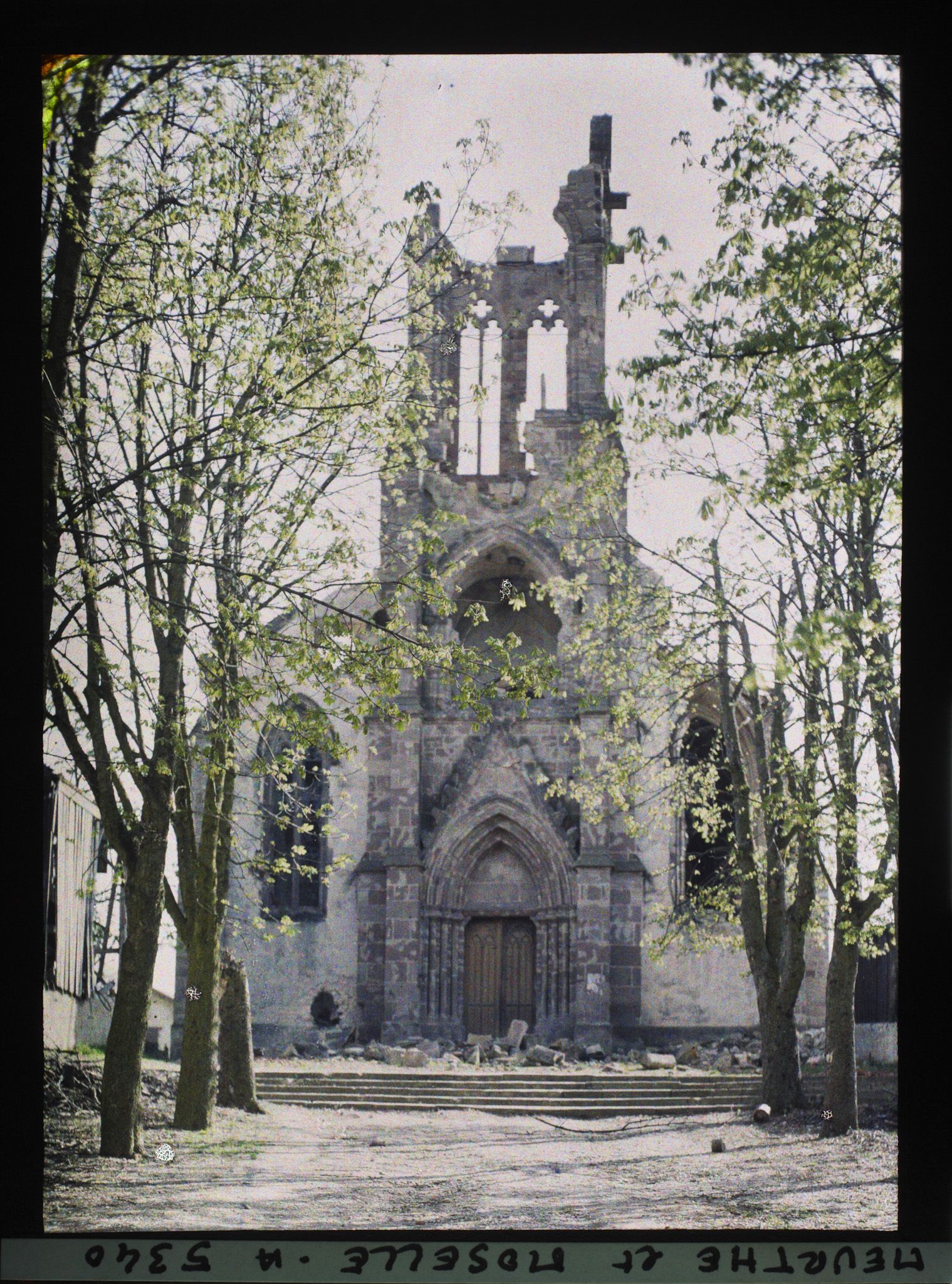 Image représentant France, Gerbéviller, La façade et le porche de l'Eglise