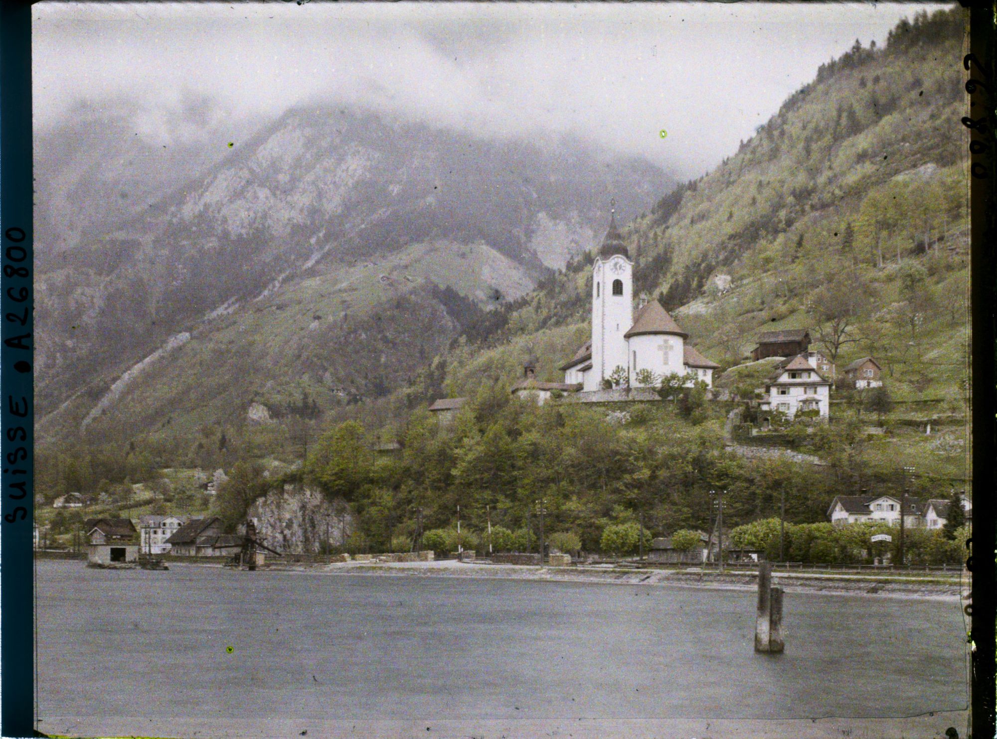 Image représentant Le lac des Quatre-Cantons et l'église du Sacré-Coeur