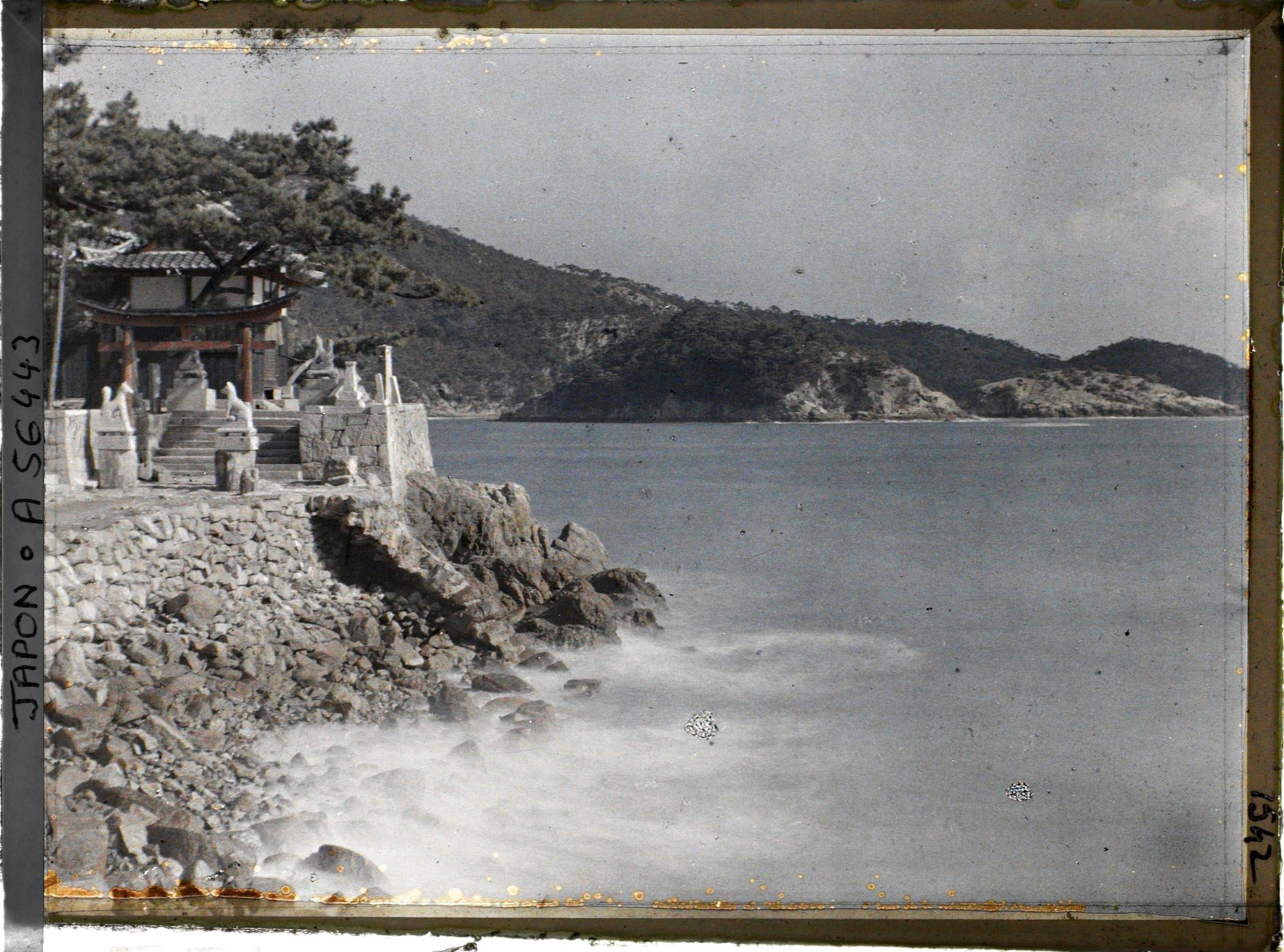 Image représentant Sanctuaire dédié à Inari sur le littoral de la mer intérieure
