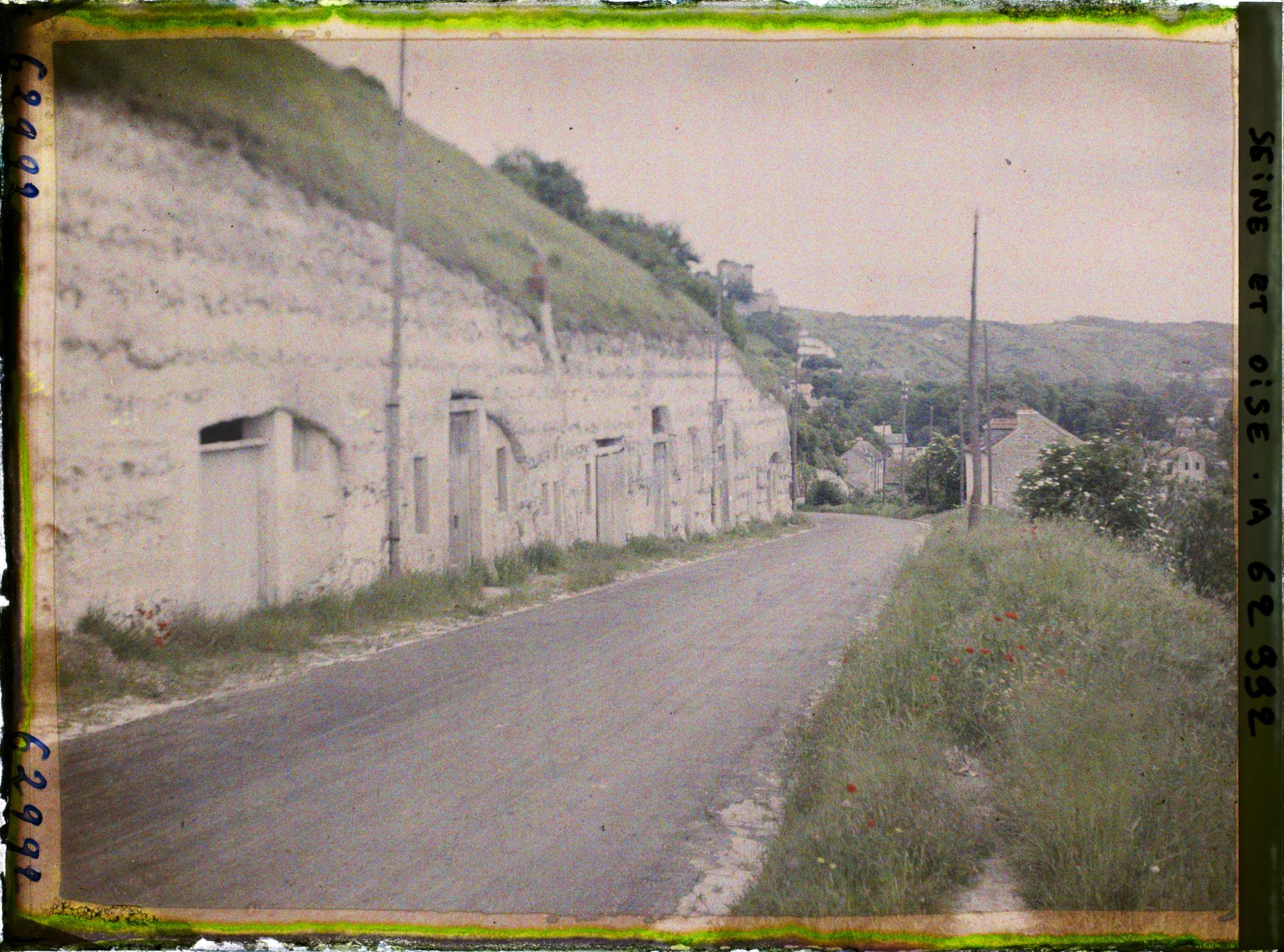 Image représentant Ile de France, La Roche-Guyon, Habitations troglodytiques abandonnées et maisons modernes