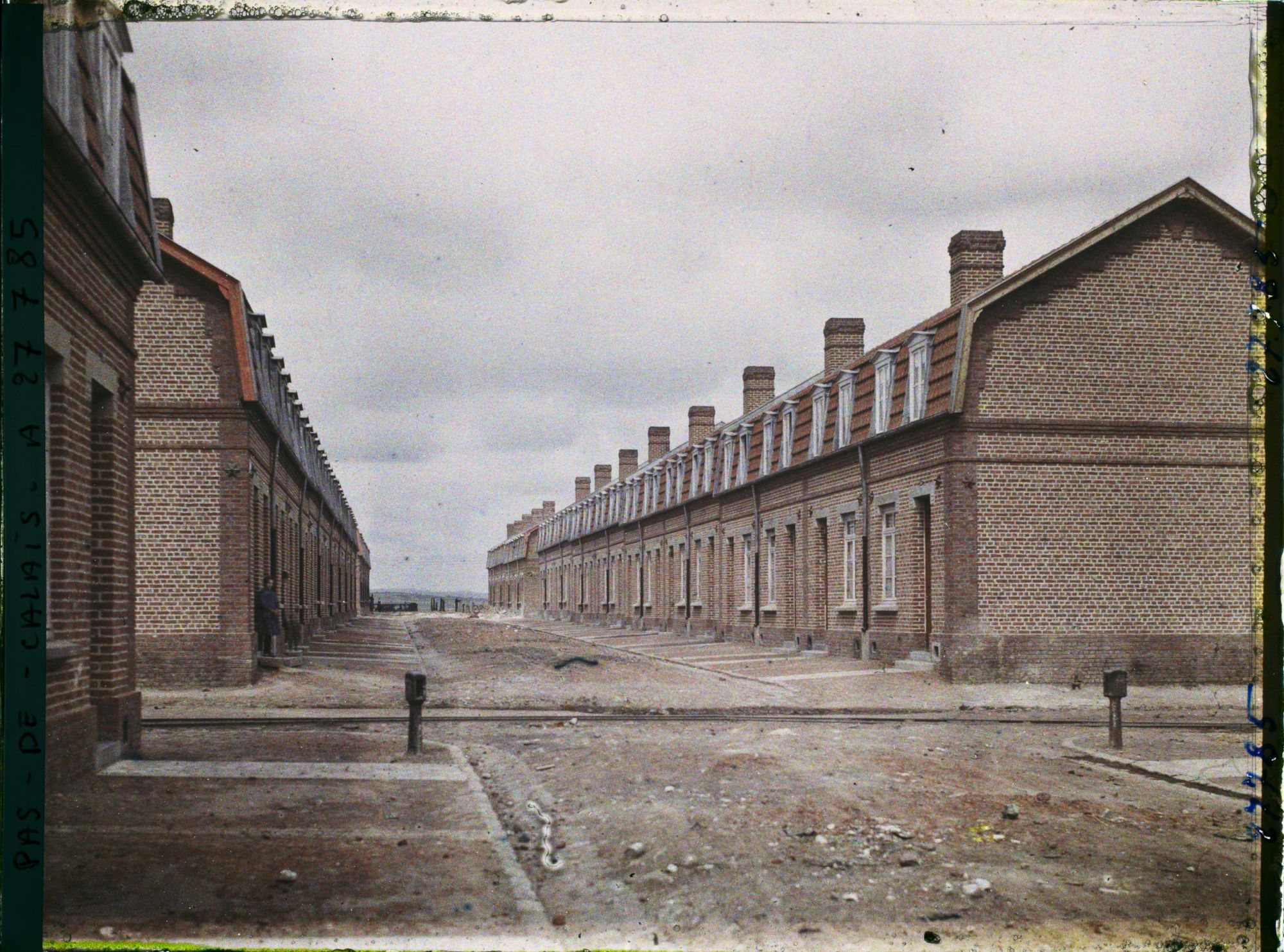 Image représentant France, Airon près de Lens, Corons des mines de Liévin - Maisons habitées rue Pascal