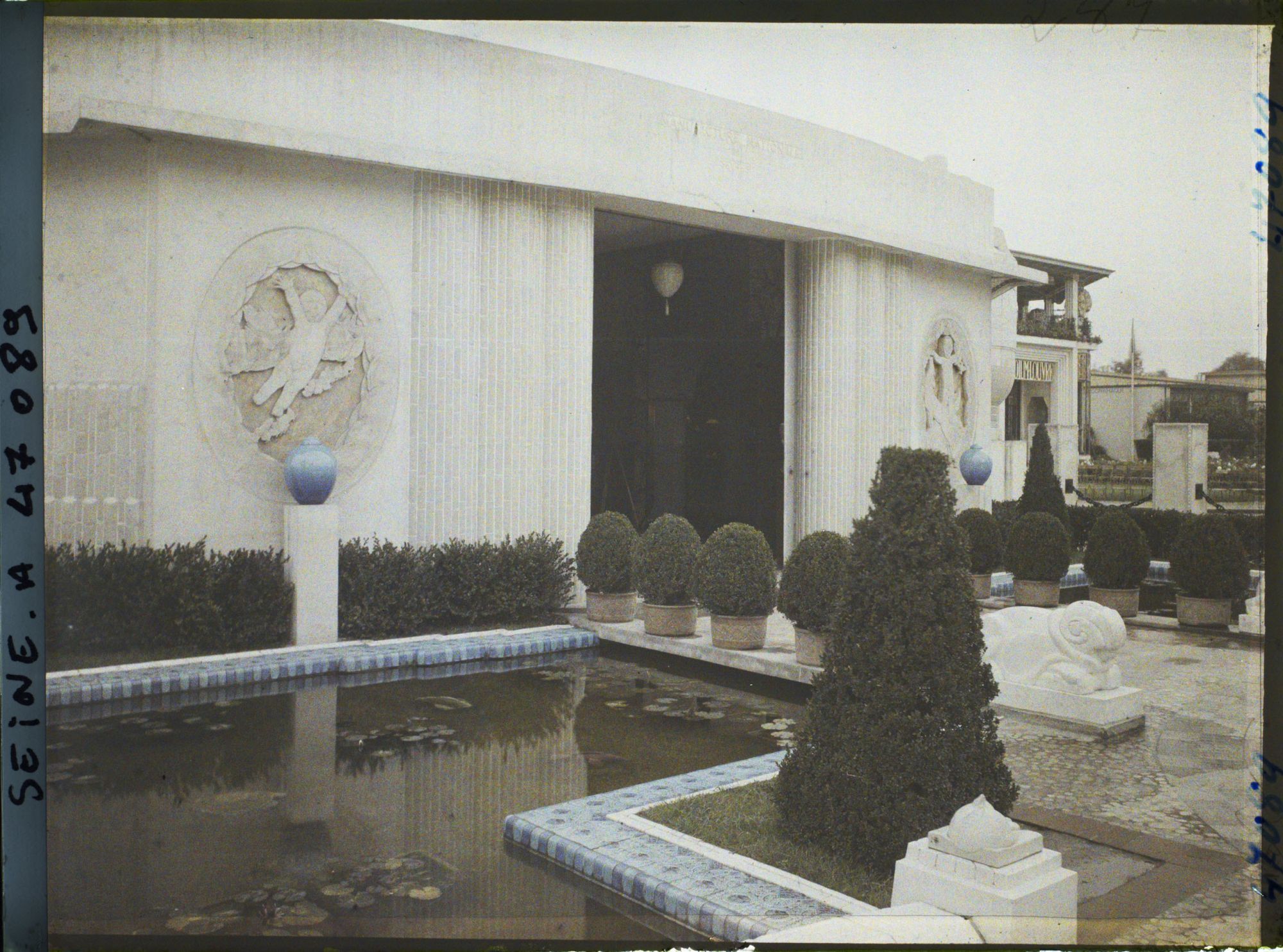 Image représentant L'Exposition des arts décoratifs, Jardin Manufacture de Sèvres, composé par Henri Rapin, sur le mur l'Air et la terre de Max Blondat