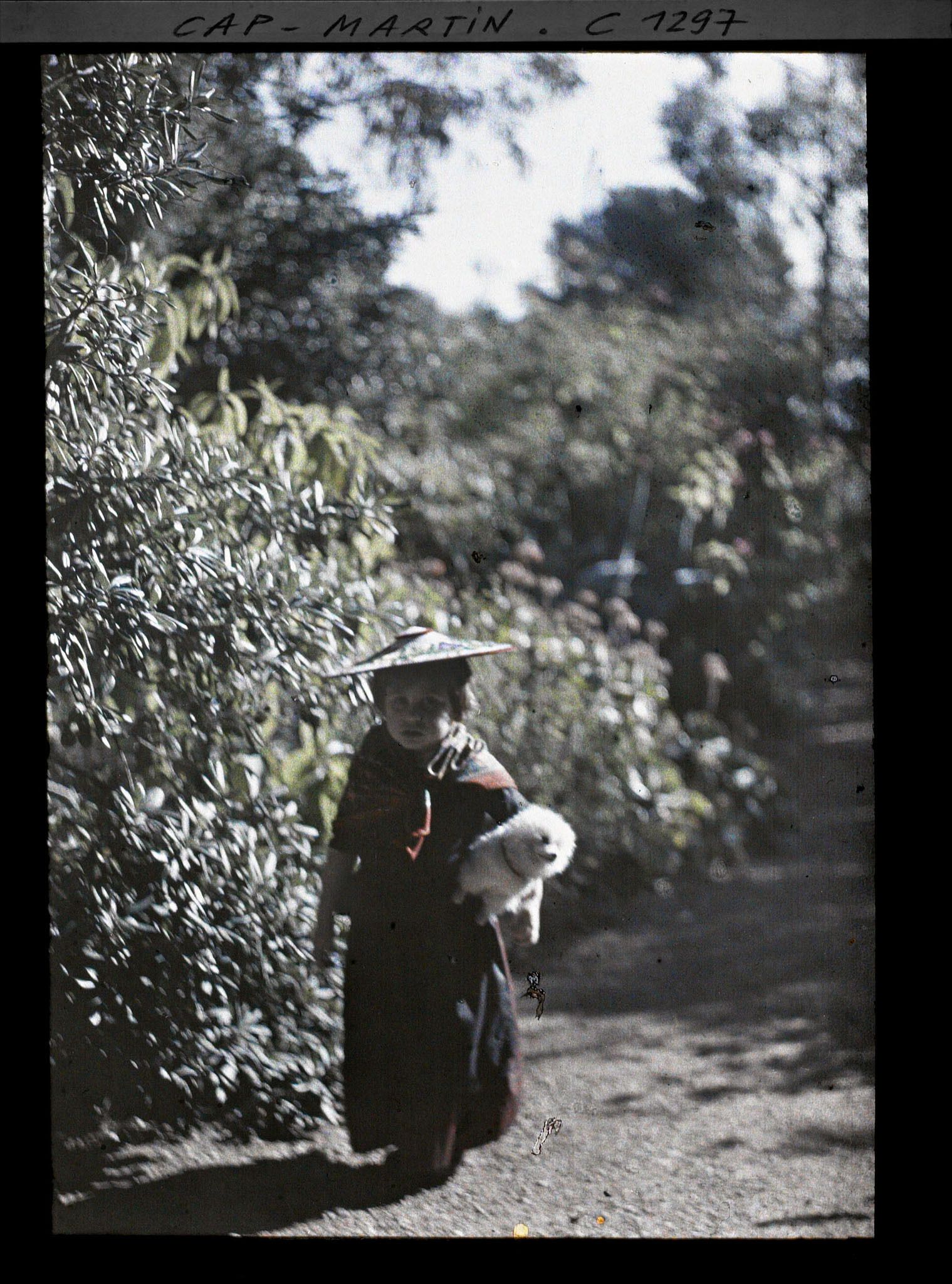Image représentant Mademoiselle Raymonde Voize, fille de Raymond Voize, costumée en niçoise