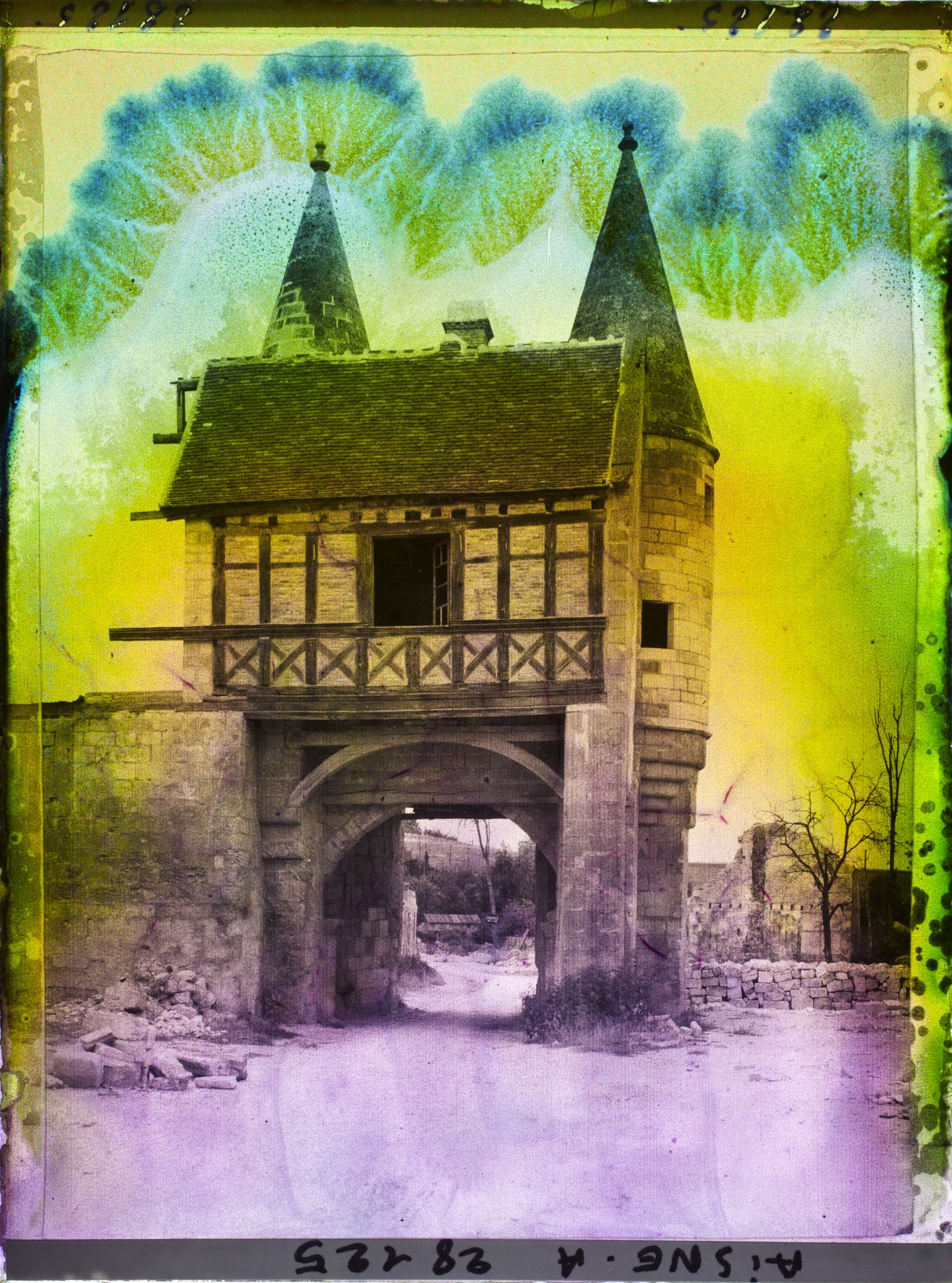 Image représentant France, Longpont, Porte fortifiée de l'enceinte du Village façade du Côté du Village