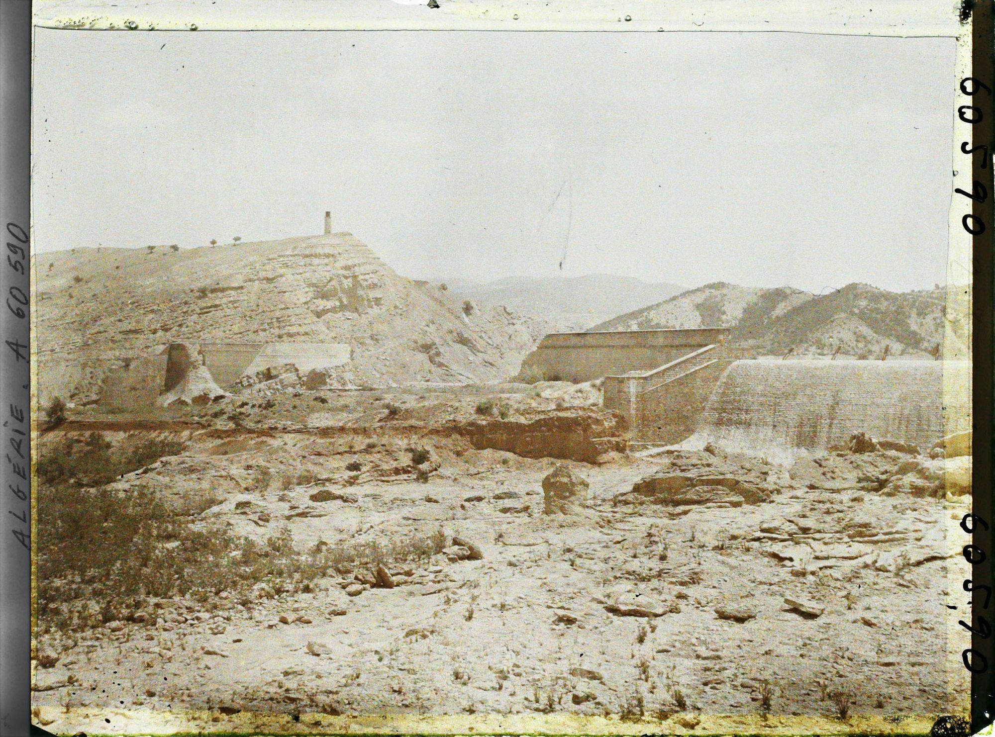 Image représentant Environs de Perrégaux ; vue panoramique du barrage de l'Habra ; la brèche dans le mur, survenue lors de la catastrophe de 1927