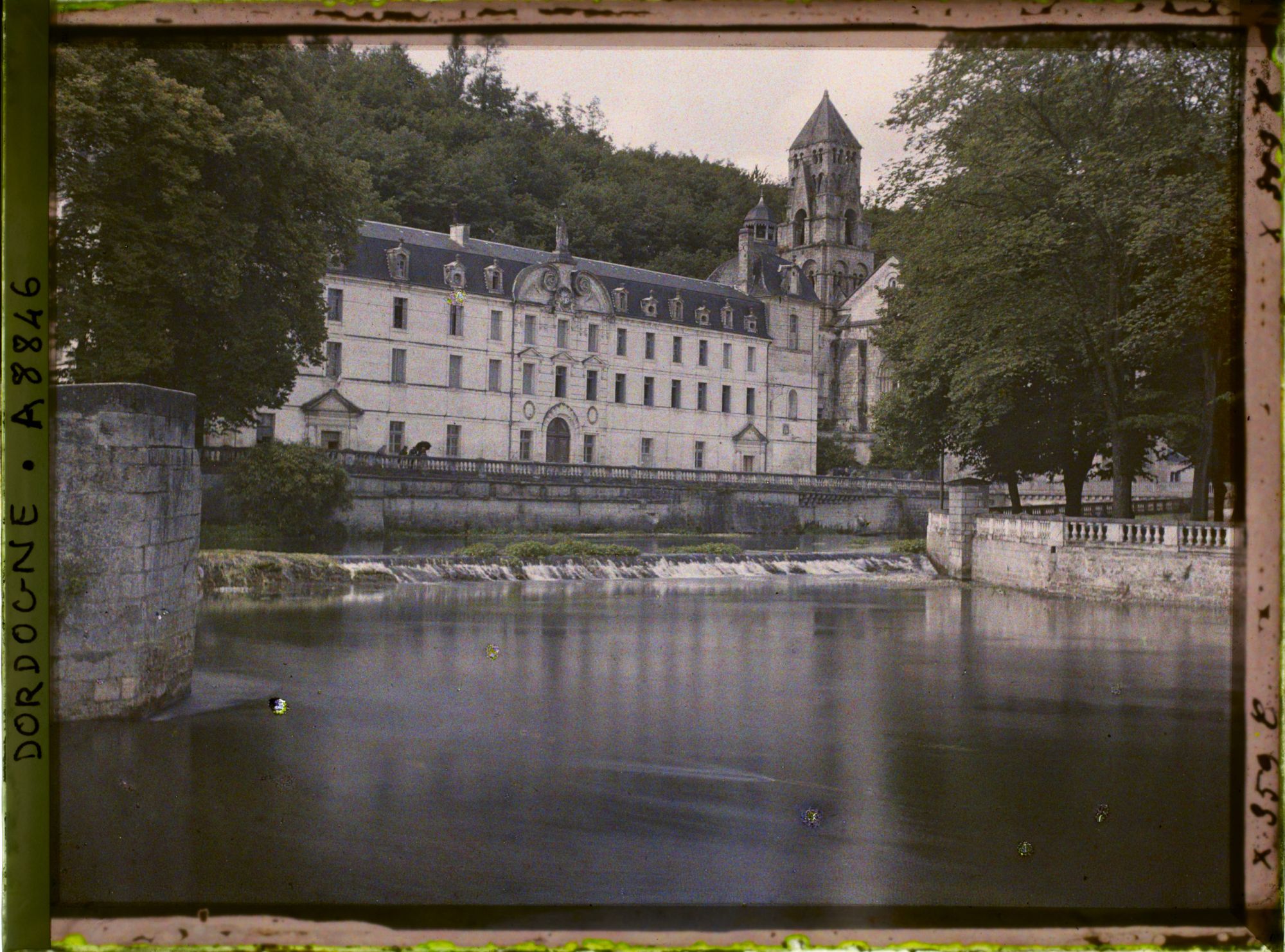 Image représentant France, Brantôme, Le clocher vu de l'autre rive de la Dronne