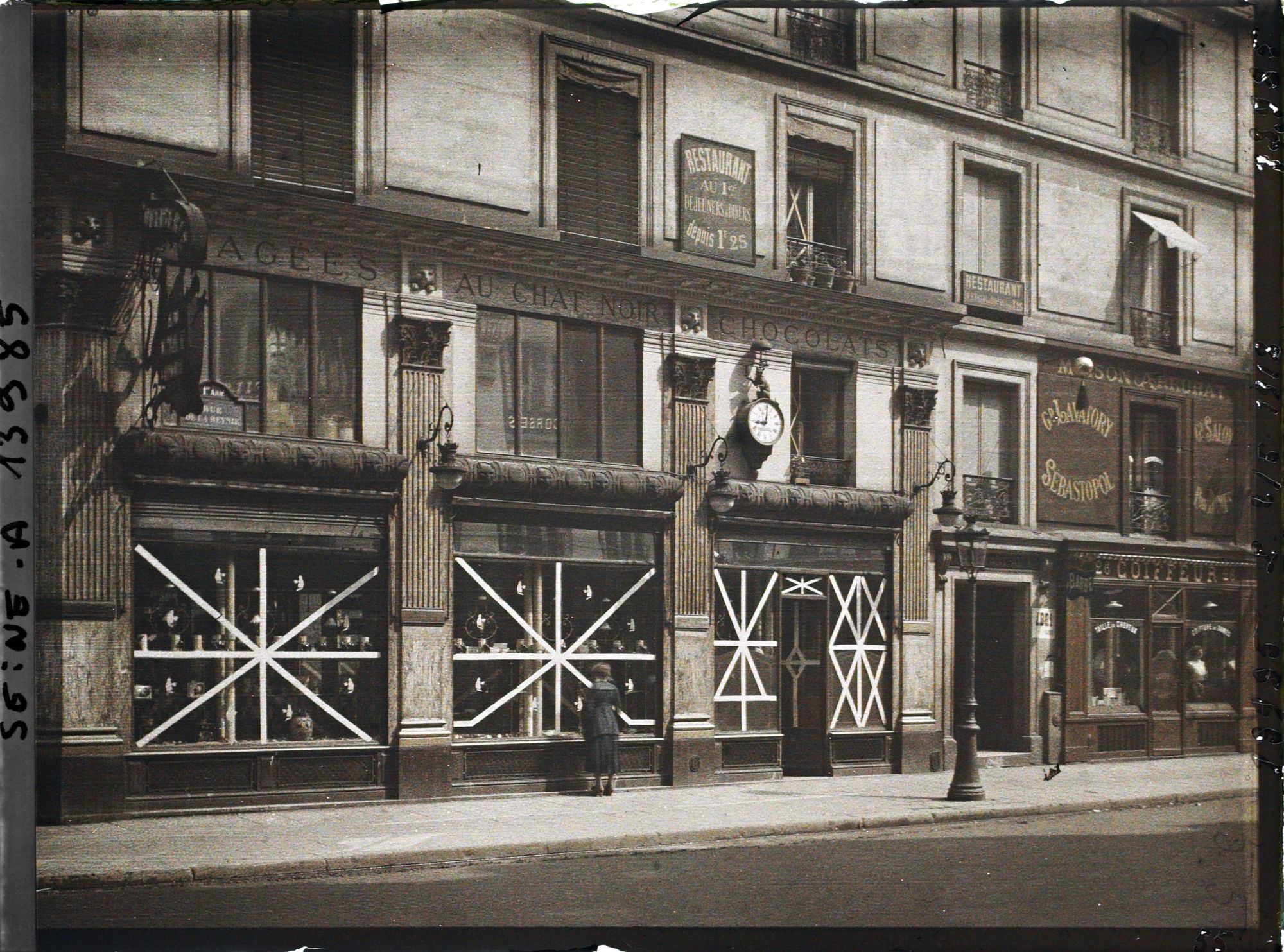 Image représentant Vitrines de magasins protégées contre les bombardements rue de la Reynie