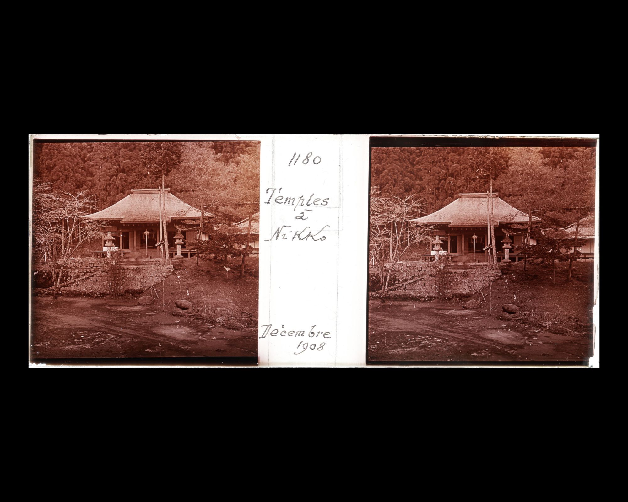 Image représentant Un édifice votif dans le jardin Shôyôen du temple Rinno-ji