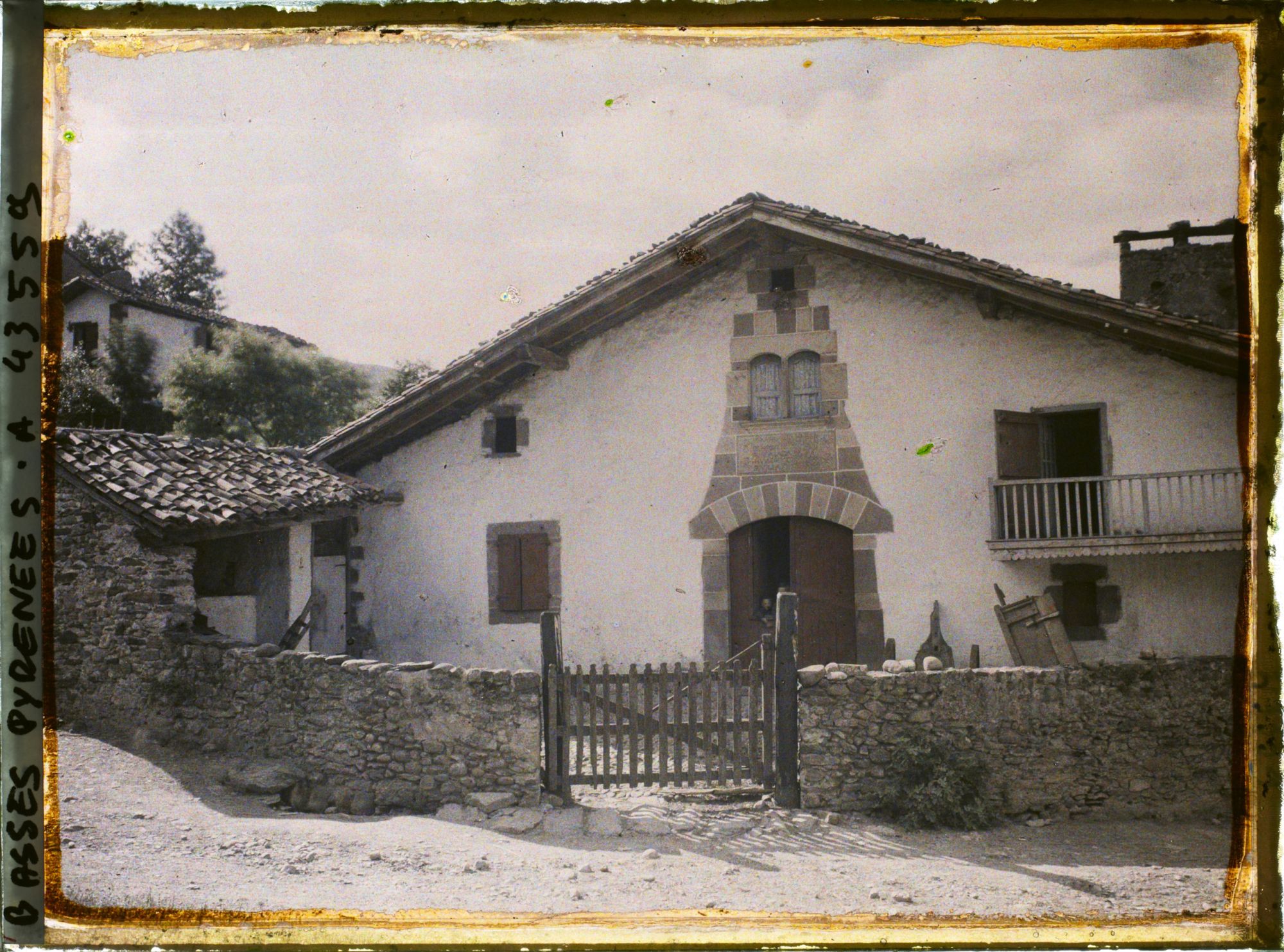 Image représentant France, Ossès, Type de Vieille ferme à Ossès : Ornementation de la porte d'entrée se continuant aux fenêtres au dessus (St Martin d'Arrossa)