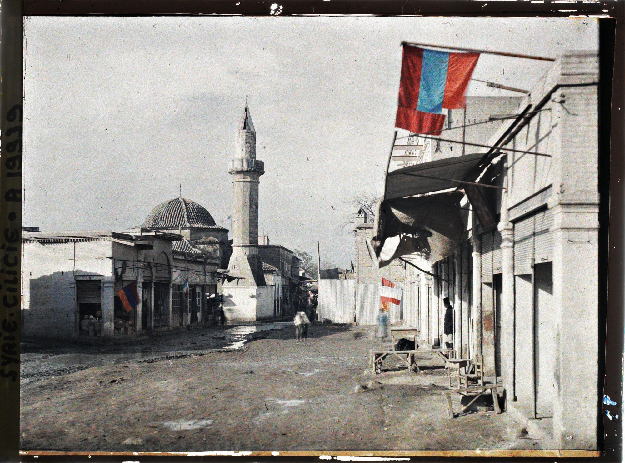 Image représentant Une rue pavoisée aux couleurs arméniennes (rouge, bleu, orange) et françaises