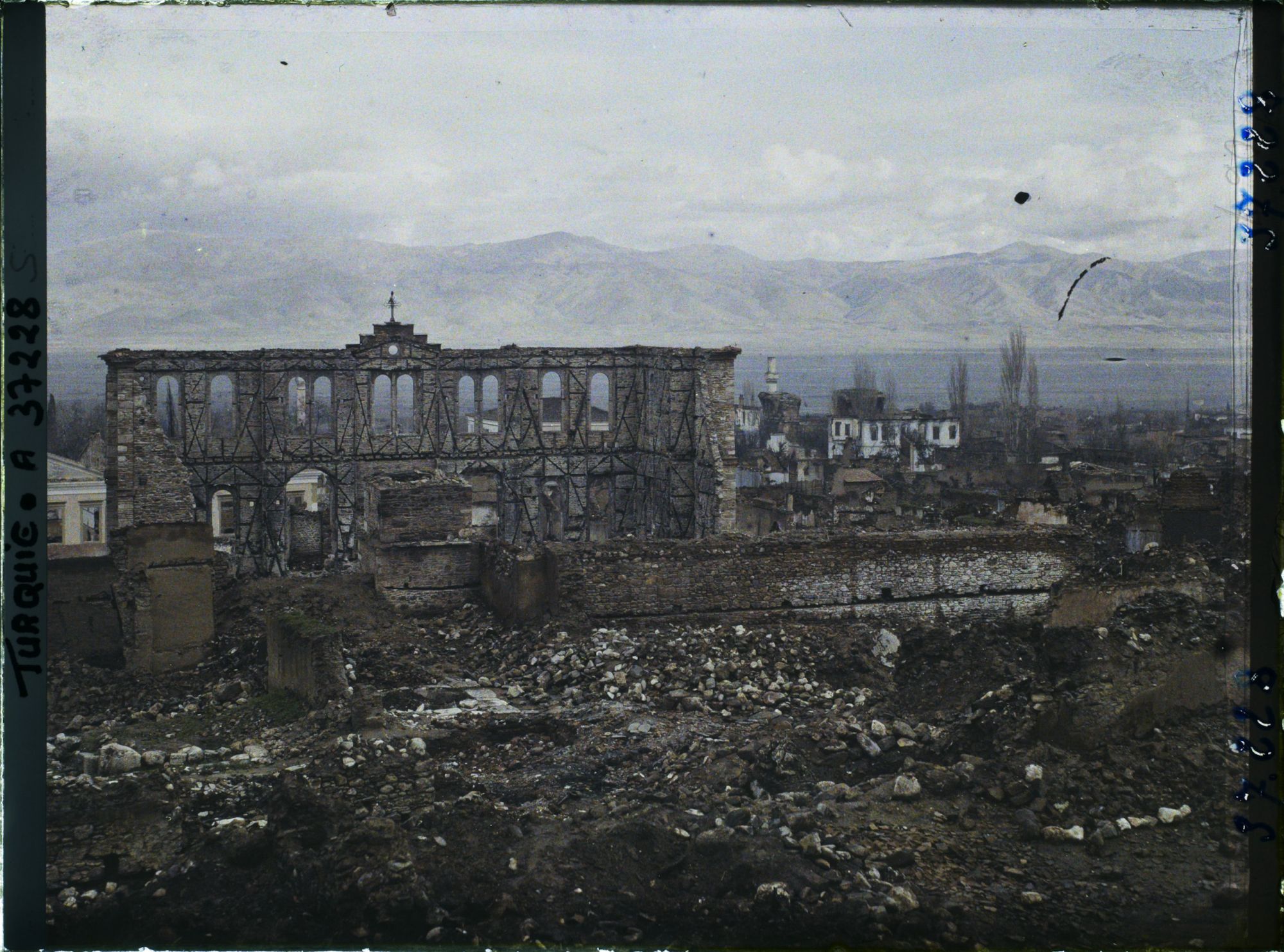 Image représentant Turquie, Alacheir, Ecole incendiée et Vue Générale vers le Nord