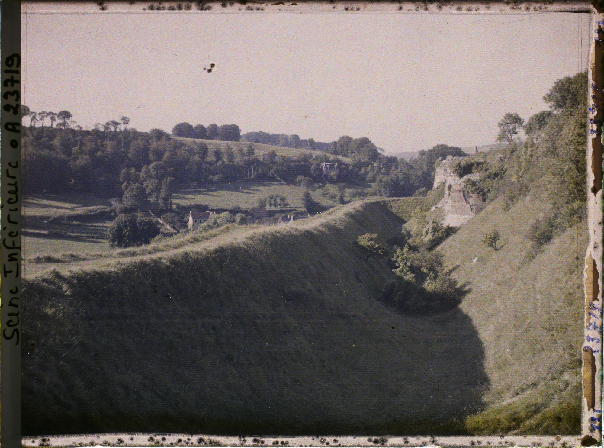 Image représentant Les fossés ouest et le paysage environnant le château