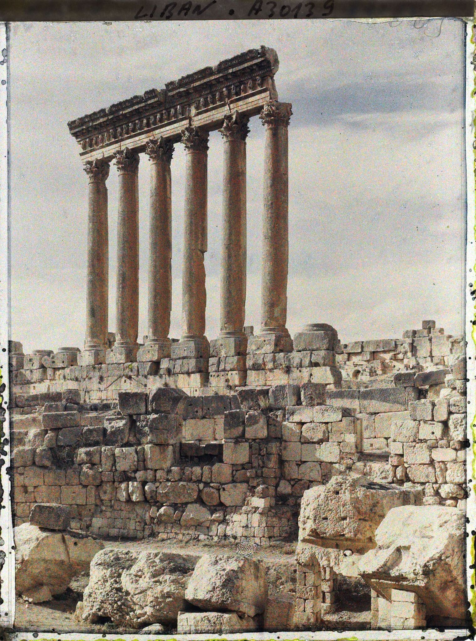 Image représentant Les six colonnes restantes du péristyle méridional du sanctuaire du Temple de Jupiter Héliopolitain