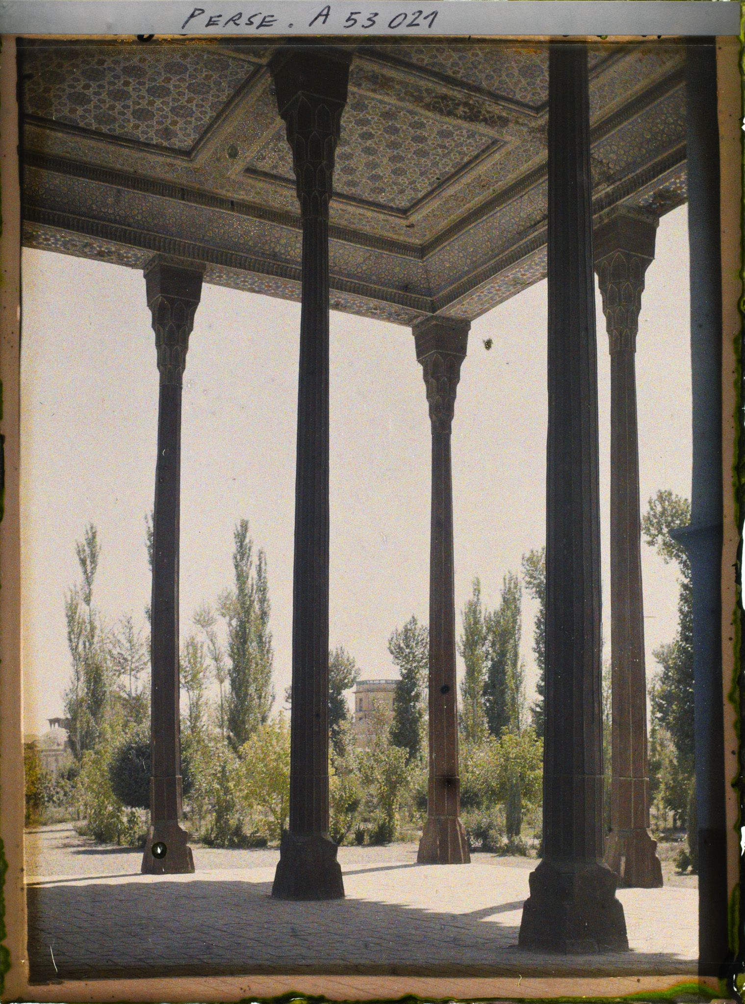 Image représentant Le Chehel Sotoun (pavillon des quarante colonnes) (1647), colonnes et plafond du portique côté jardin