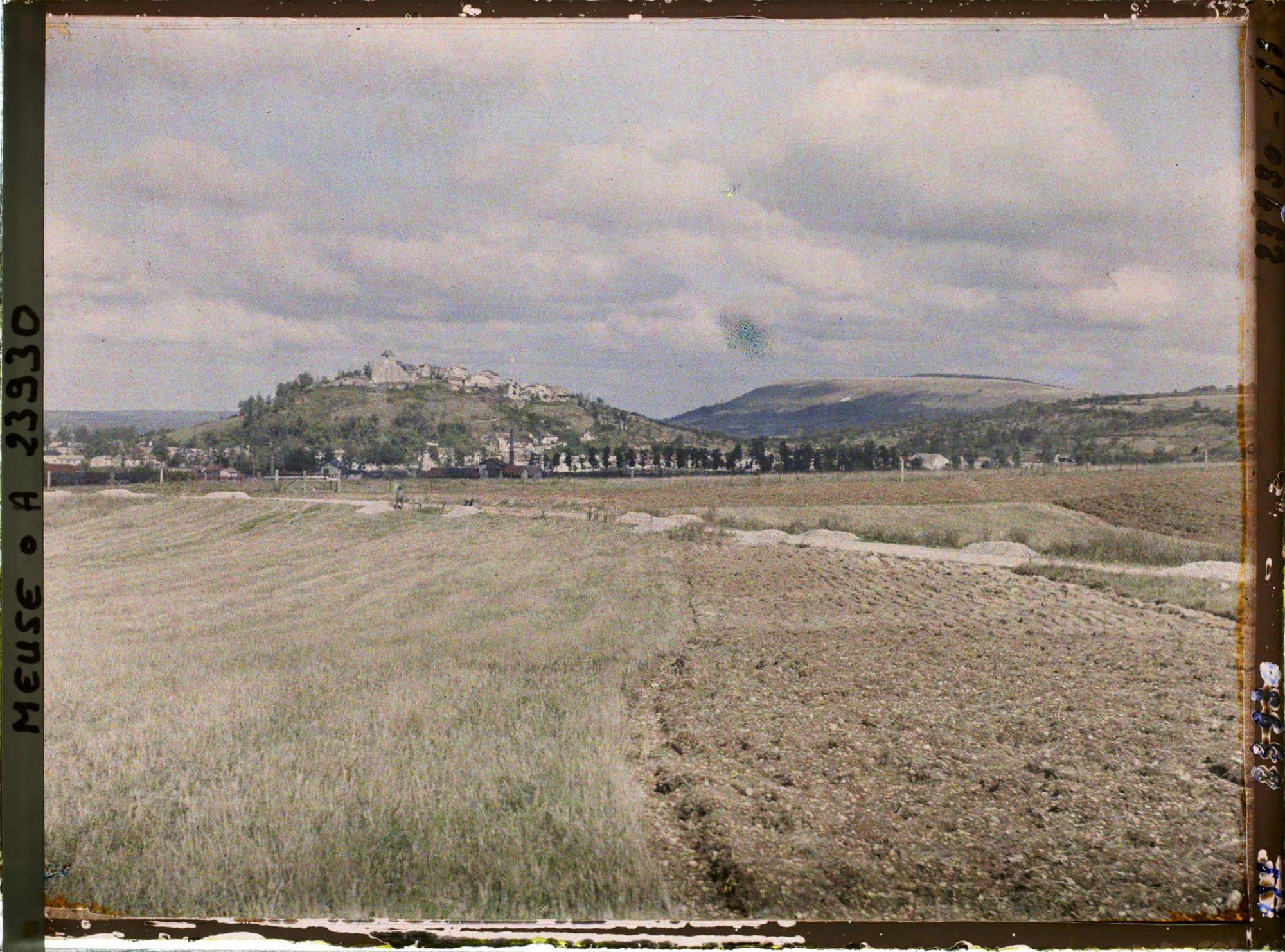Image représentant France, Dun s/Meuse, Vue de Dun s/Meuse prise de la route de Romagne