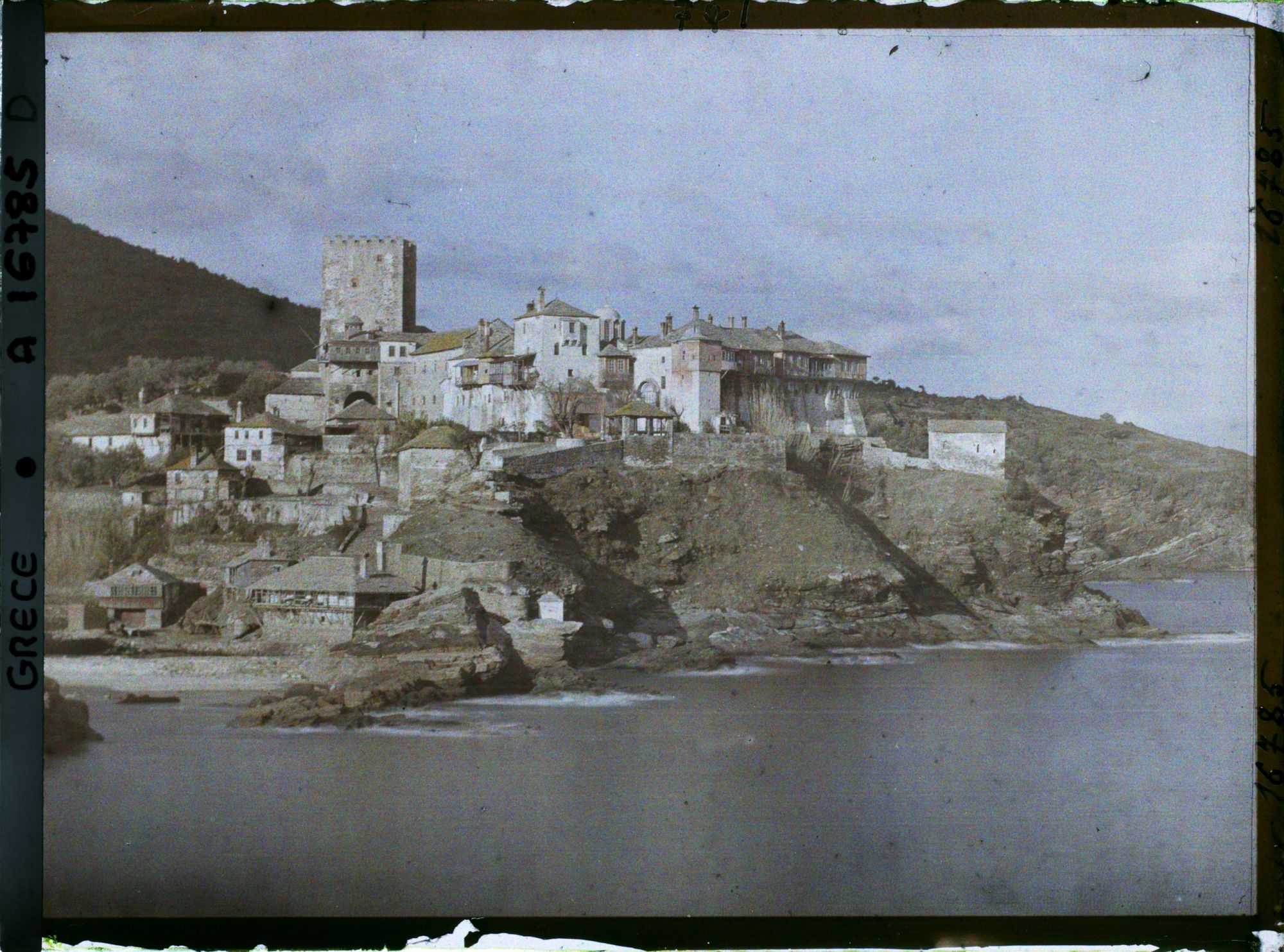 Image représentant Mont Athos, Pantokrator, Ensemble du Monastère pris depuis les rochers