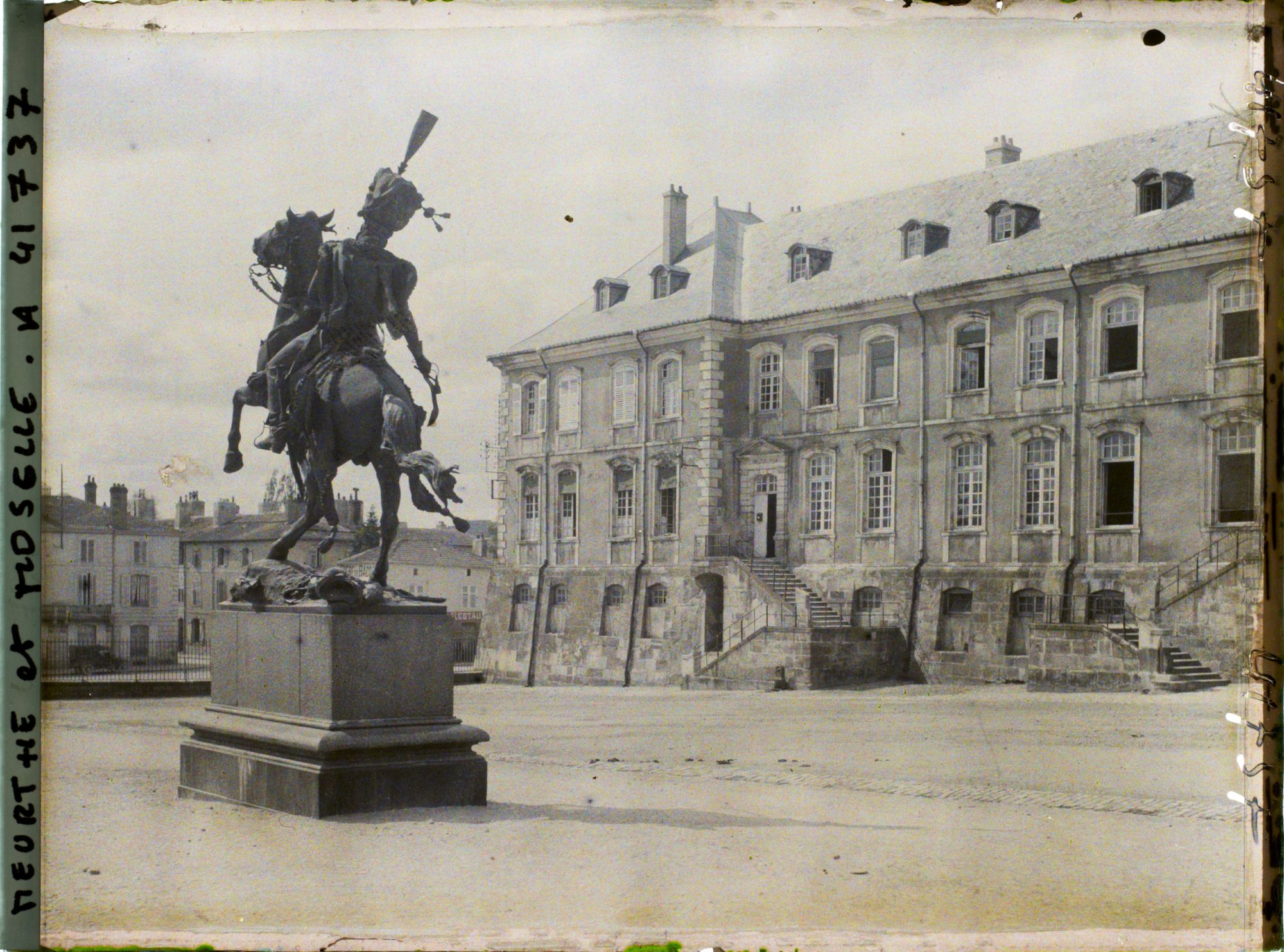 Image représentant France, Lunévile, Le Château et Statue de La Salle et aile droite du Château