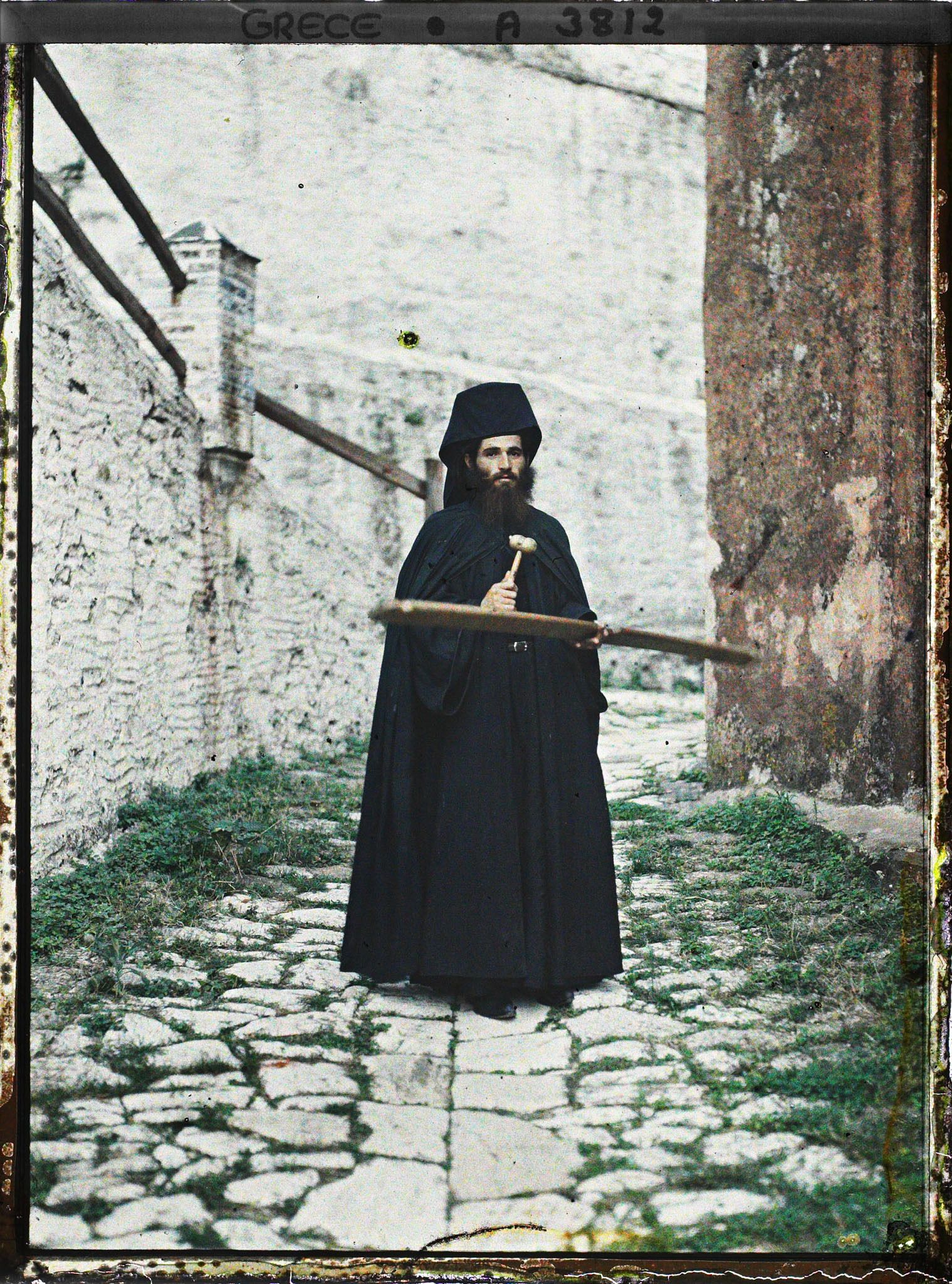 Image représentant Mont Athos, Dochiariou, Un moine sonnant l'heure de la prière au Monastère de Dochiariou