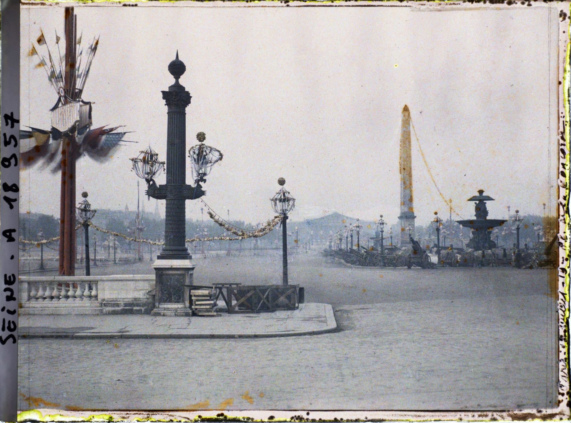Image représentant Canons et décorations place de la Concorde pour les fêtes de la Victoire des 13 et 14 juillet