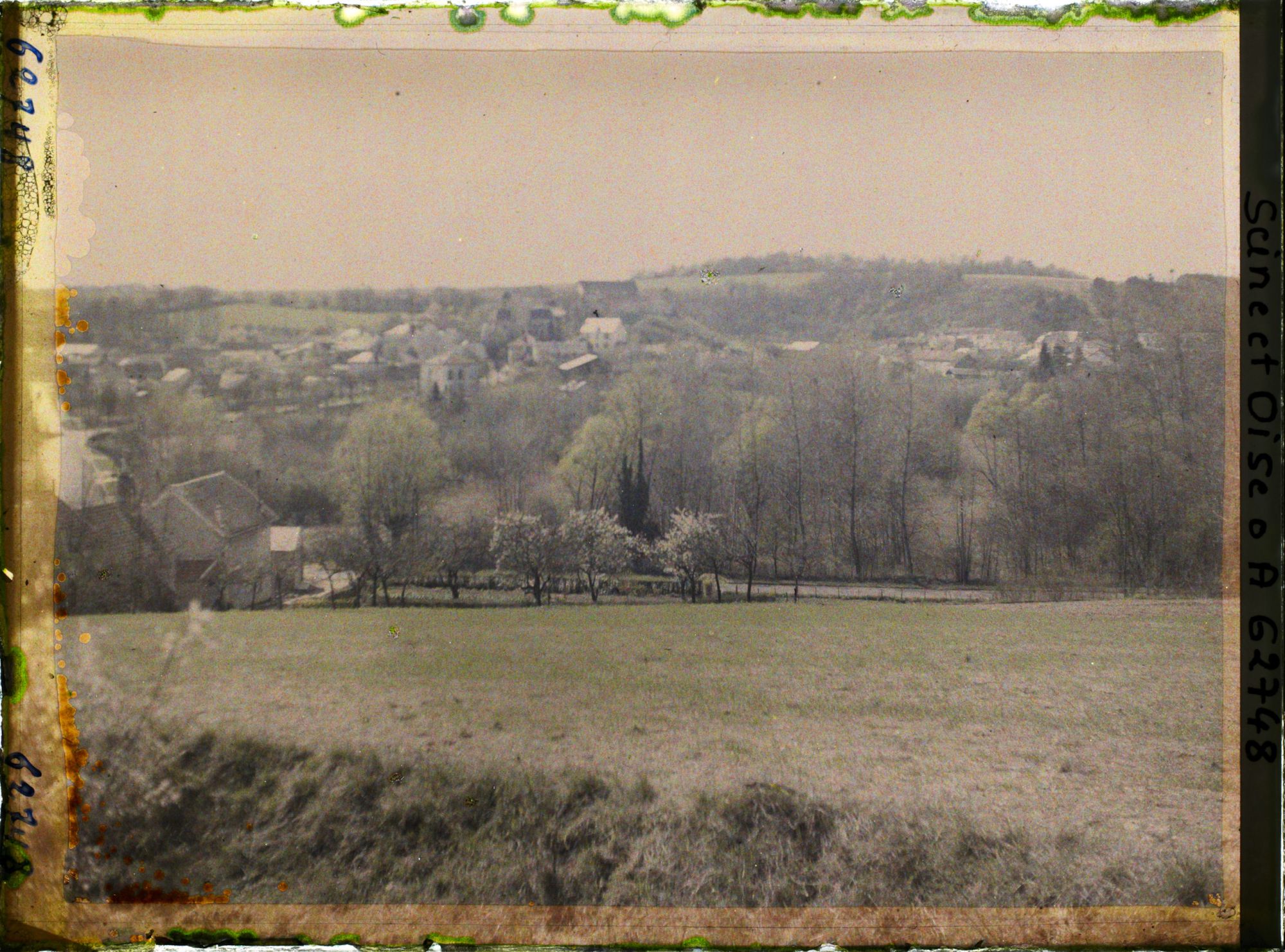 Image représentant Ile de France, Vallangoujard, Le village et au 1er plan, un champ de blé
