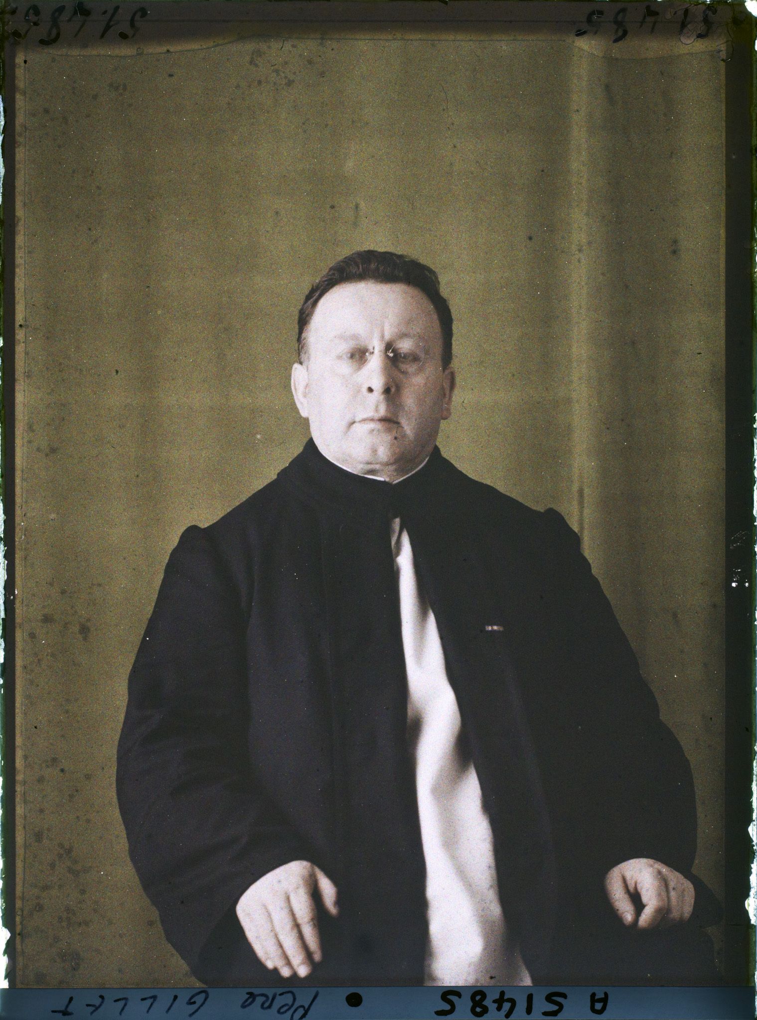 Image représentant https://musee-albert-kahn.s-museum.fr/home/NWQ2OTAwYzNmYjZlZTk1ZWQwODJmMjY4L2dlbmVyaWMtbm90aWNlLXRhYi9hdXRob3JpdHkvNjE3YTc5ZjVjZjhiODk2OGIzMzM3ZDIx/5d6900c3fb6ee95ed082f268/generic-notice-tab/authority/617a79ebcf8b8968b3336dae Le Père Gillet