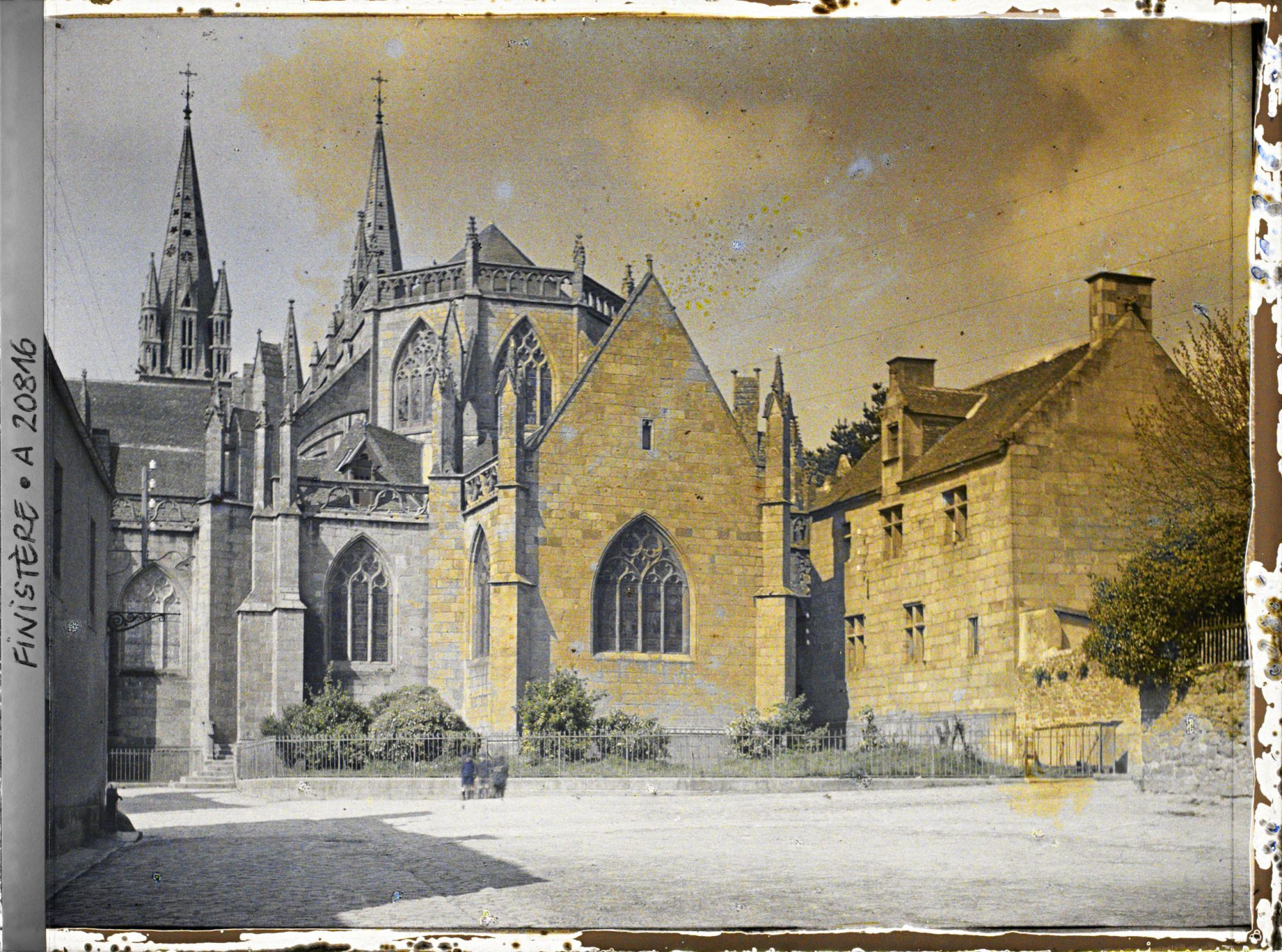 Image représentant L'extérieur de l'église, ancienne cathédrale, Saint-Paul-Aurélien dont la façade, la nef et les collatéraux sont des XIIIe et XIVe siècles