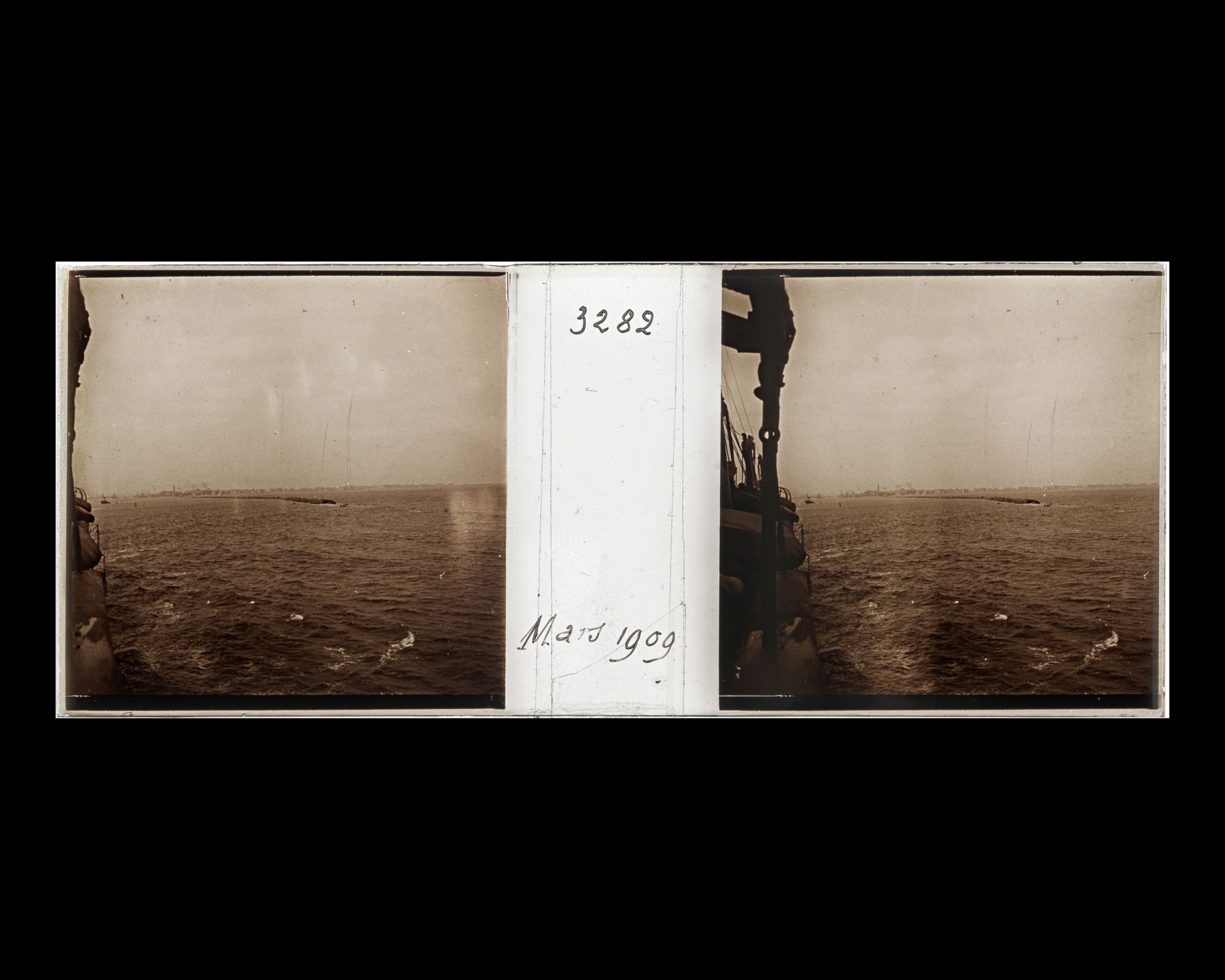 Image représentant La jetée et la ville à l'horizon, vue prise du Lützow