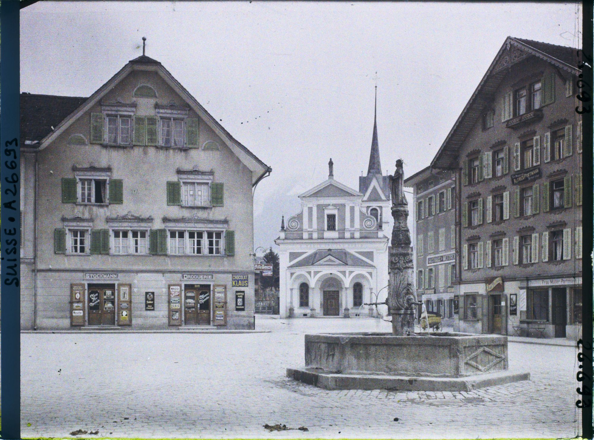 Image représentant La Dorfplatz avec la fontaine de 1604 et la chapelle Maria Lauretana