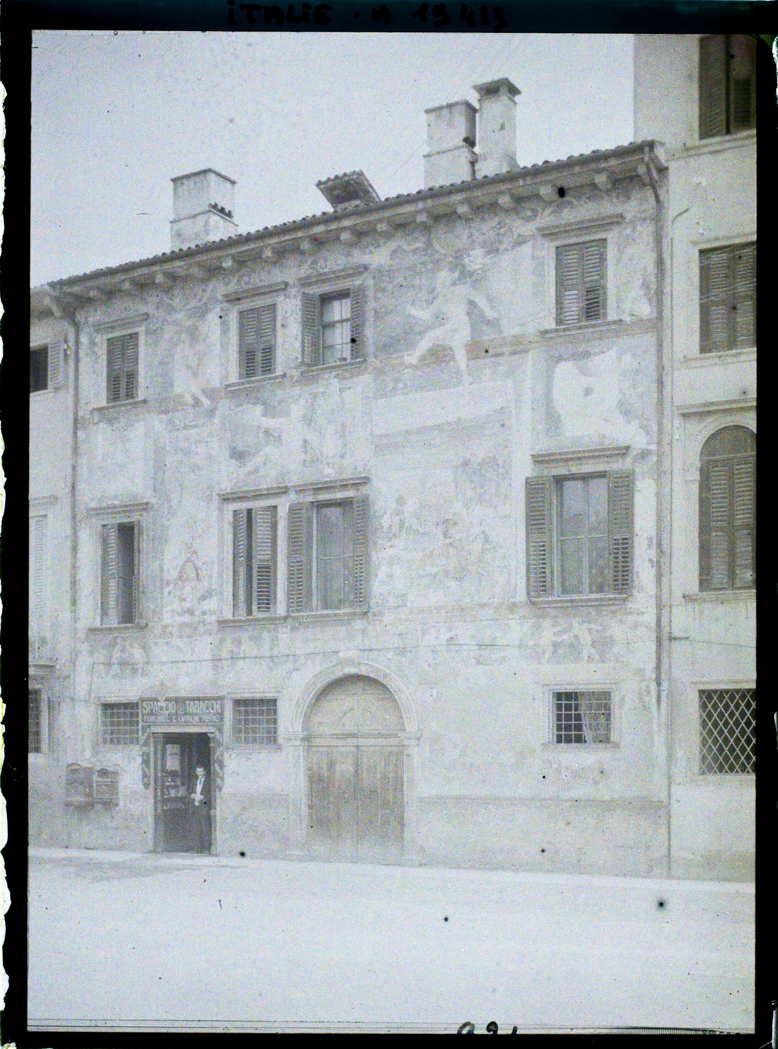 Image représentant Façade d'une vieille maison avec fresques