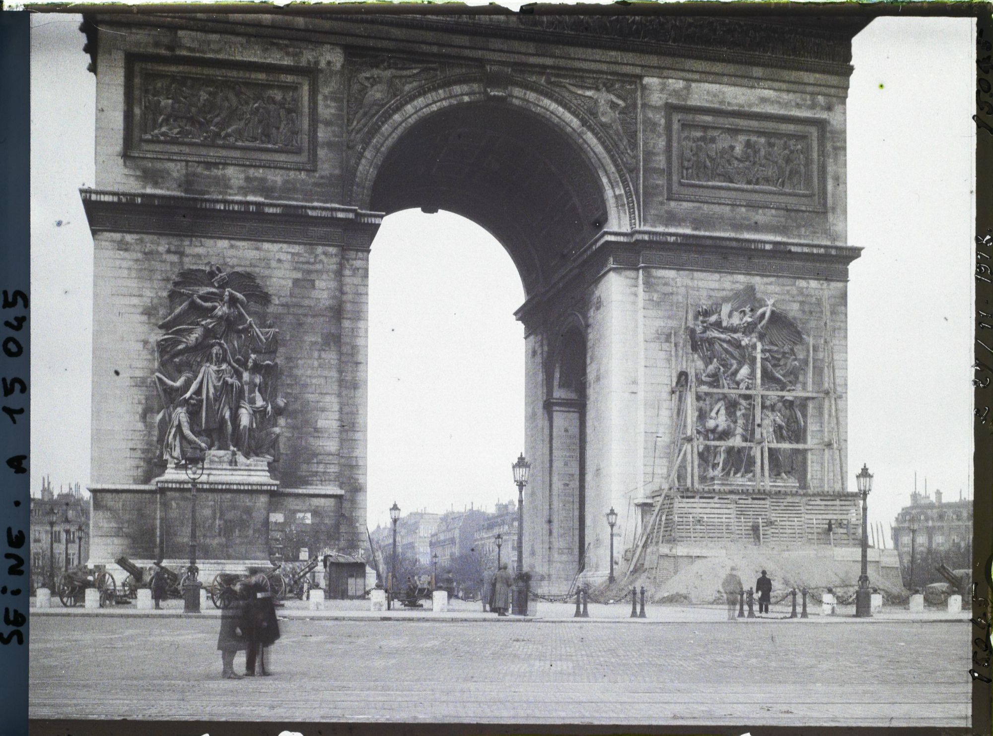 Image représentant Démantèlement des protections anti-bombardement sur l'Arc de triomphe, place de l'Etoile