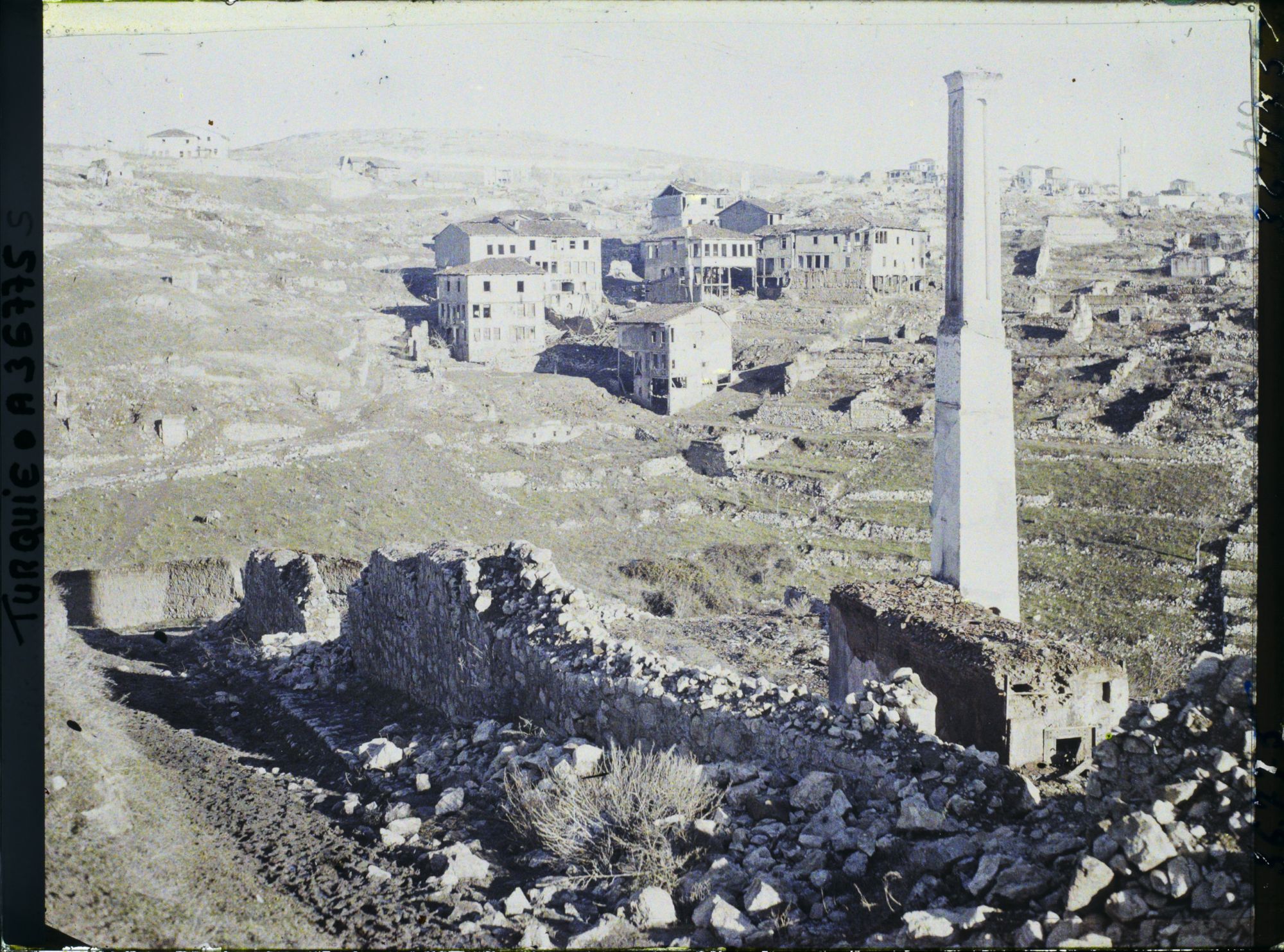 Image représentant Turquie, Biledjik, Ruines et groupe de maisons respectées