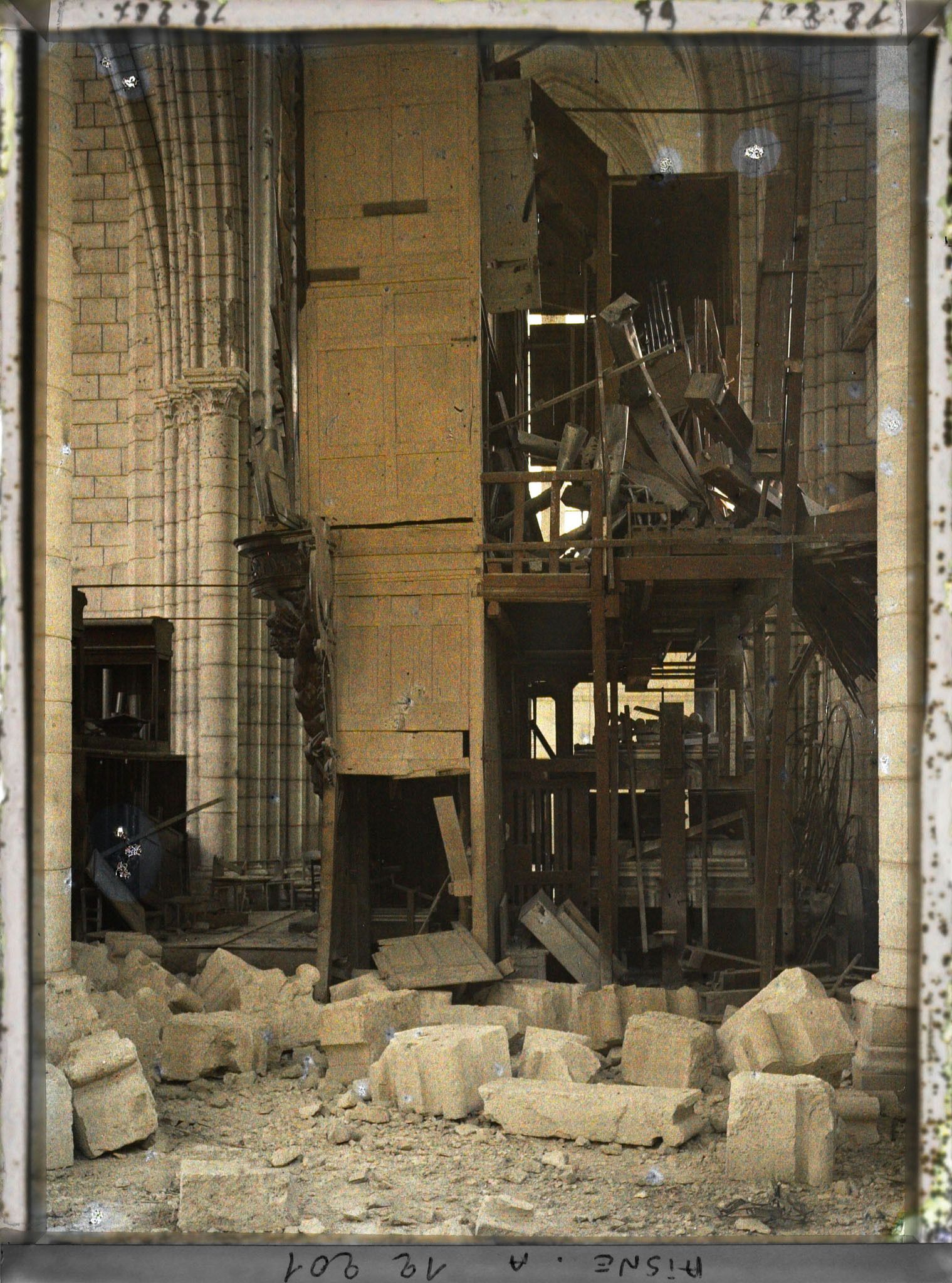 Image représentant Les grandes orgues de la cathédrale, victimes des bombardements