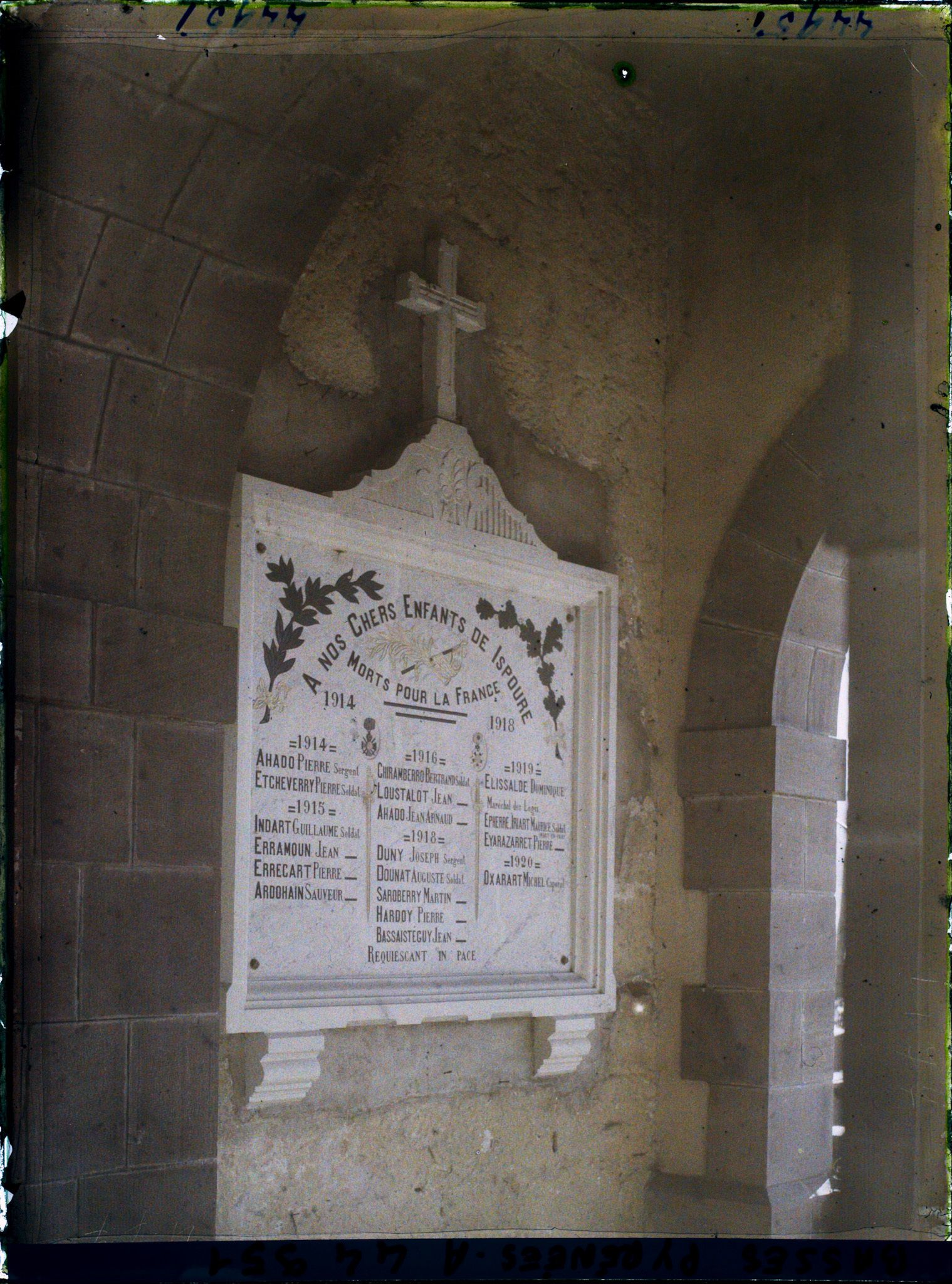 Image représentant France, Ispoure, Plaque Commémorative des morts de la guerre sous le porche de l'Eglise d'Ispoure