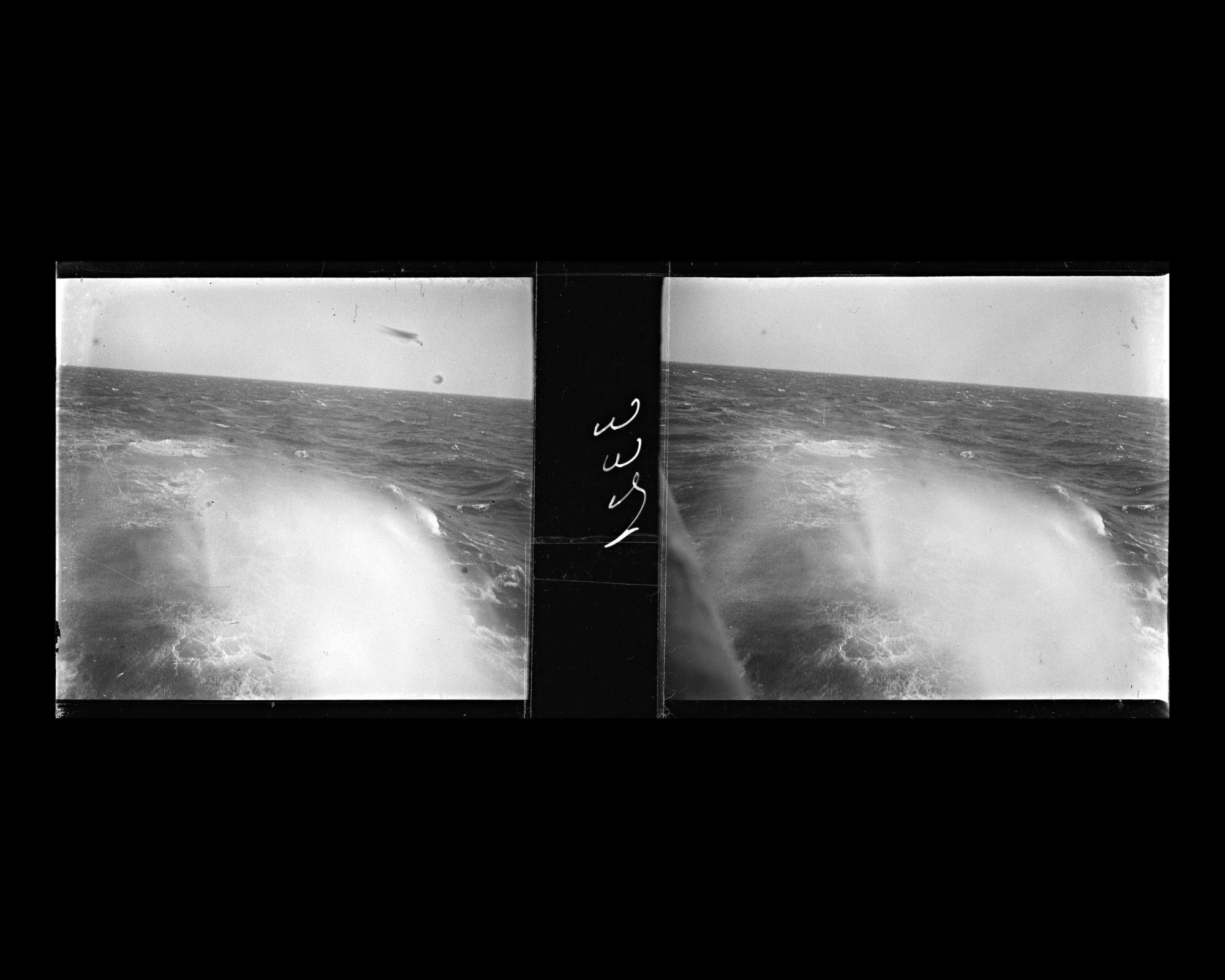 Image représentant La mer démontée vue depuis le pont du Lützow