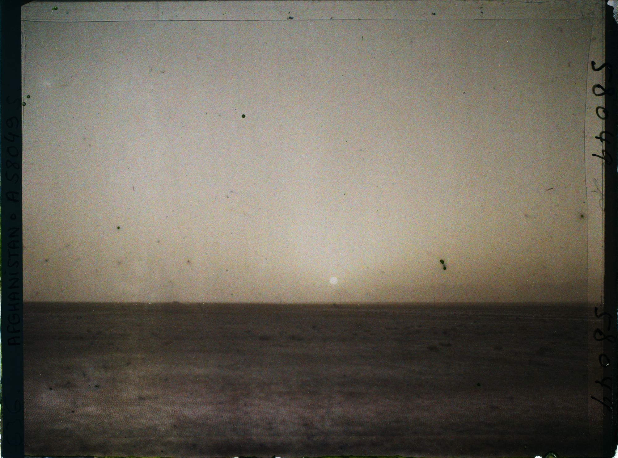 Image représentant Coucher de soleil dans le désert, dans la poussière